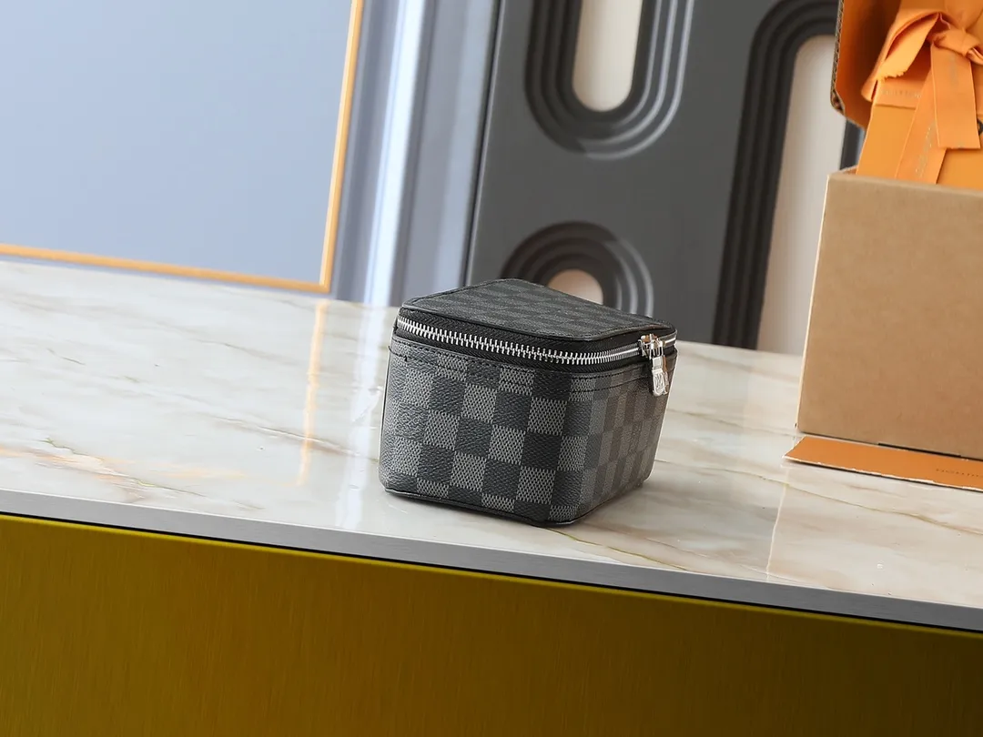 💰Large 130, medium 120, small 220💰Upgraded original M43690 M43689 M43688 old flower, black flower, black grid, jewelry box meets modern style travel jewelry box. Presbyopia storage box cosmetic bag box jewelry box, elegant red microfiber lining, this exquisite and elegant Monogram treasure can safely store earrings, necklaces, bracelets and rings. The size is large 34.0×22.0×8.5, medium 22.4x14x8.5, small 17x9.5x8.5 cm.
