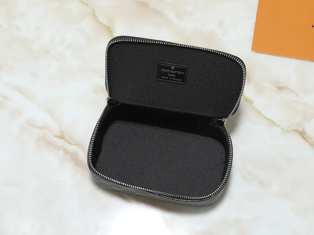 💰Large 130, medium 120, small 220💰Upgraded original M43690 M43689 M43688 old flower, black flower, black grid, jewelry box meets modern style travel jewelry box. Presbyopia storage box cosmetic bag box jewelry box, elegant red microfiber lining, this exquisite and elegant Monogram treasure can safely store earrings, necklaces, bracelets and rings. The size is large 34.0×22.0×8.5, medium 22.4x14x8.5, small 17x9.5x8.5 cm.