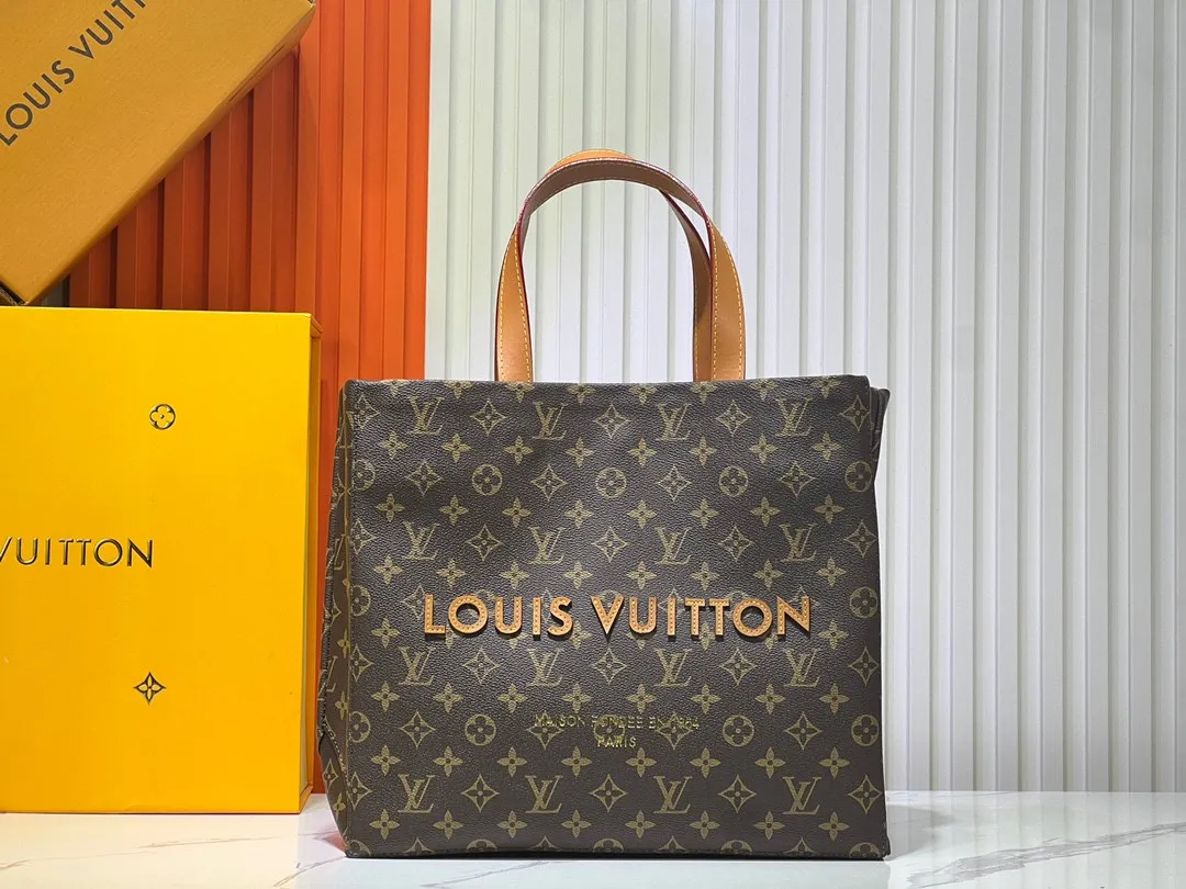 Batch 320💰Medium M24457 This medium Shopper handbag draws inspiration from Louis Vuitton shopping bags, with the words Louis Vuitton and Maison Fondée En 1854 written on soft cow leather, with a top handle and a detachable shoulder strap. Dimensions: 34x31x14cm