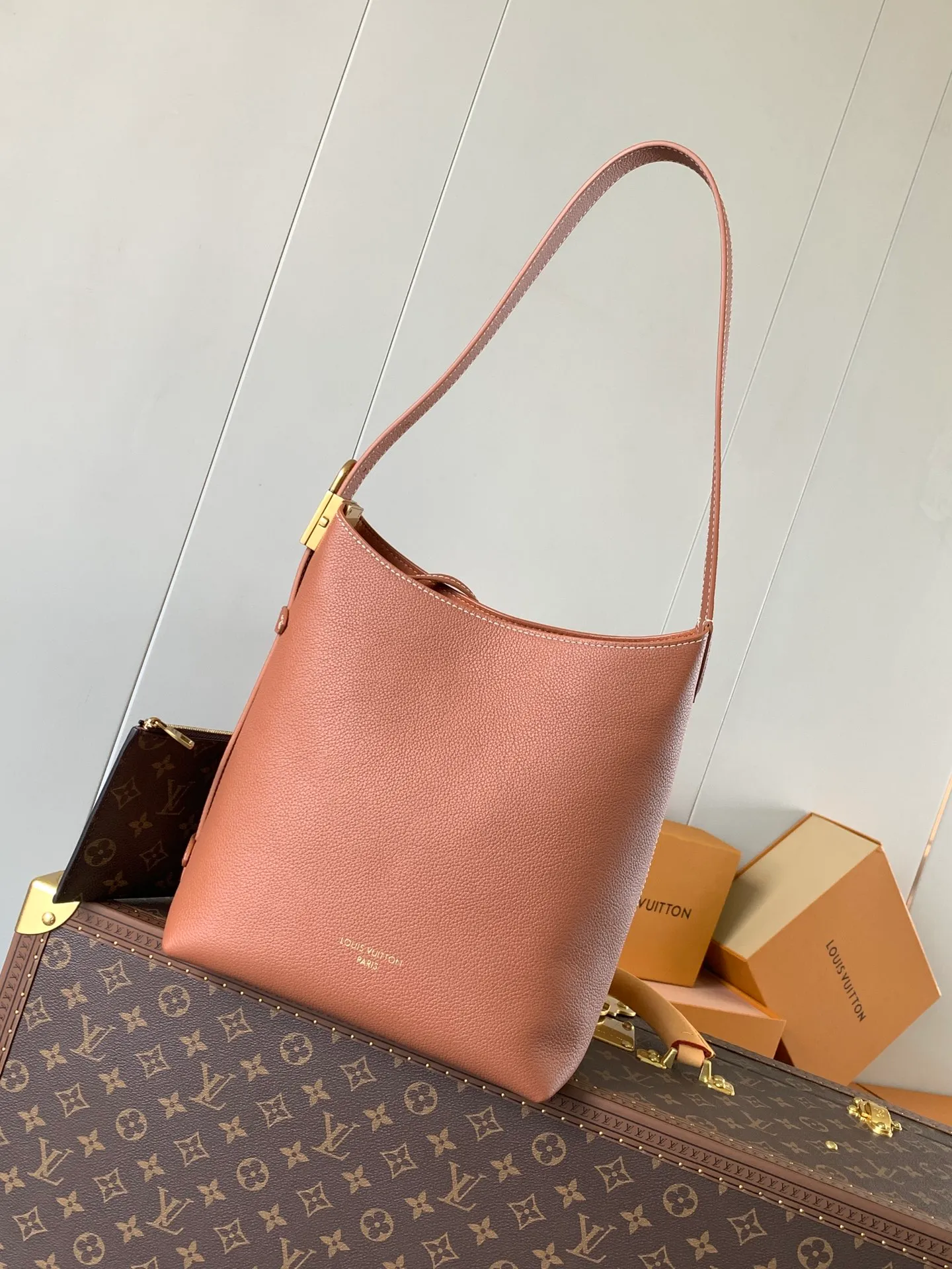 💰1160 (top-grain leather) top original order, change chip version, M25352 black, M25354 brown, 25353 yellow, Low Key Hobo small handbag is made of smooth cow leather with suede cow leather lining, which can accommodate short wallets, large smartphones, keys and other small items. The shoulder strap is adjustable with a padlock buckle, and a removable Monogram canvas zippered interior pocket keeps it organized. 24.0 x 28.0 x 16.0 cm (length x height x width)