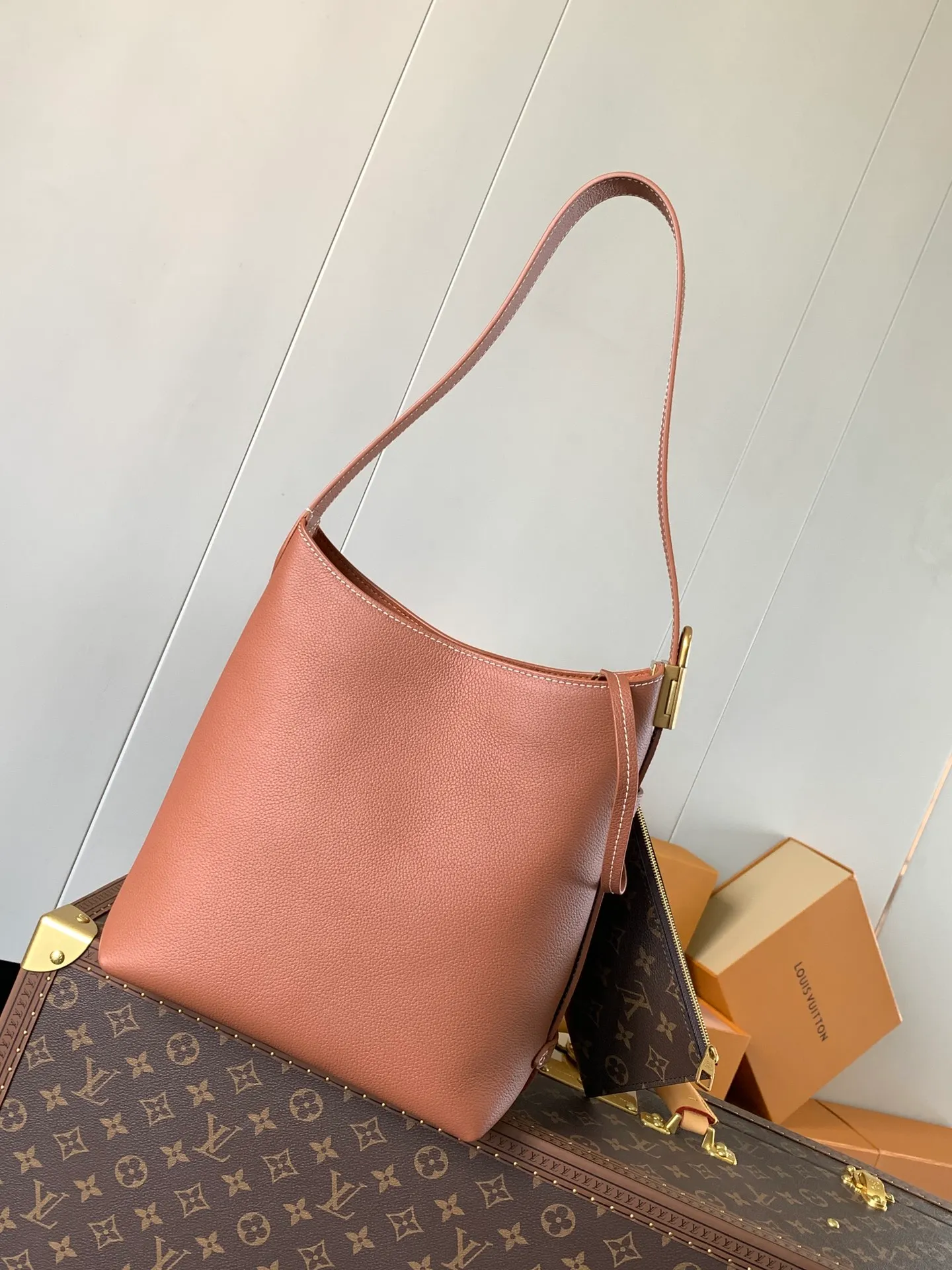 💰1160 (top-grain leather) top original order, change chip version, M25352 black, M25354 brown, 25353 yellow, Low Key Hobo small handbag is made of smooth cow leather with suede cow leather lining, which can accommodate short wallets, large smartphones, keys and other small items. The shoulder strap is adjustable with a padlock buckle, and a removable Monogram canvas zippered interior pocket keeps it organized. 24.0 x 28.0 x 16.0 cm (length x height x width)