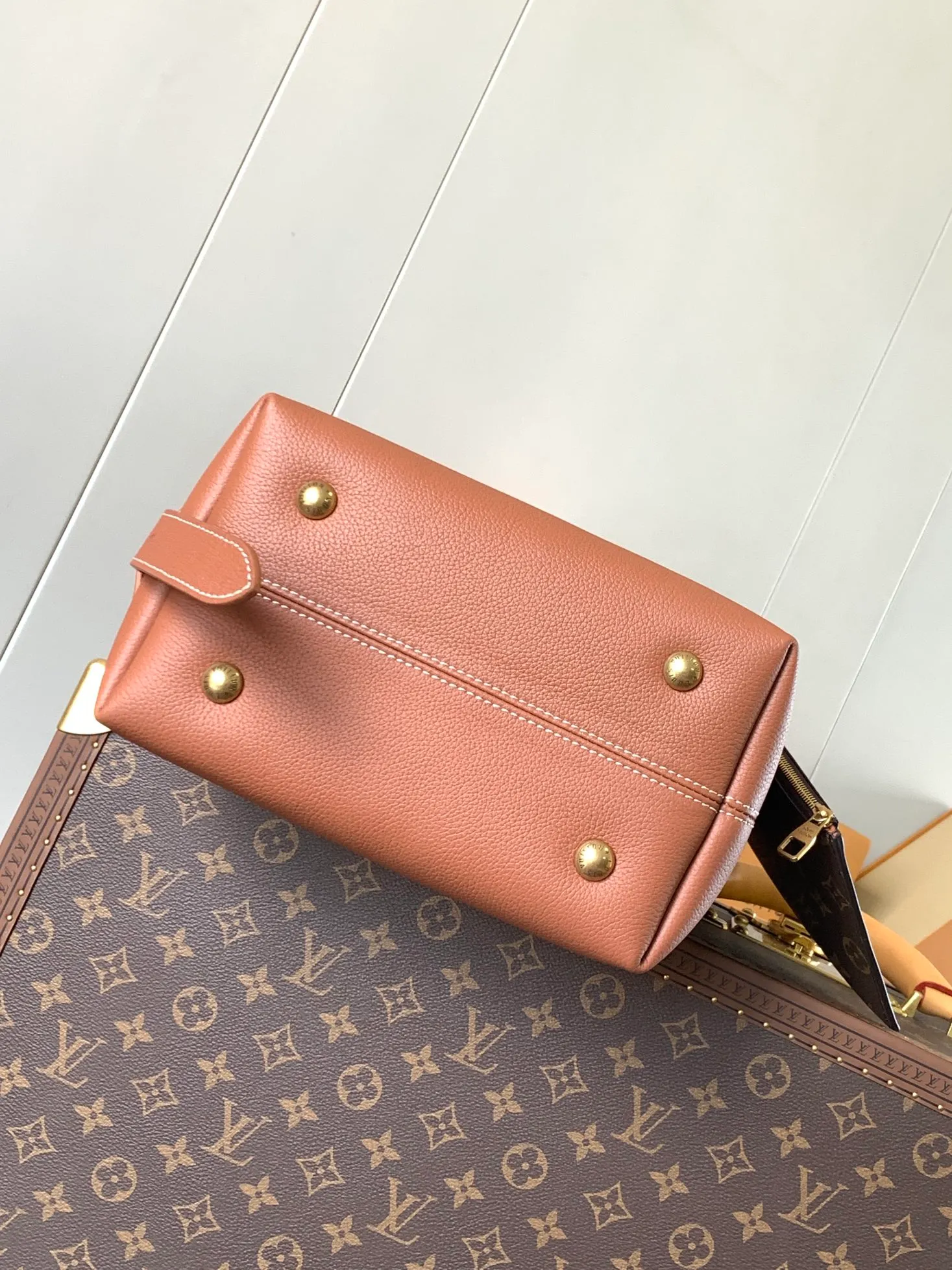 💰1160 (top-grain leather) top original order, change chip version, M25352 black, M25354 brown, 25353 yellow, Low Key Hobo small handbag is made of smooth cow leather with suede cow leather lining, which can accommodate short wallets, large smartphones, keys and other small items. The shoulder strap is adjustable with a padlock buckle, and a removable Monogram canvas zippered interior pocket keeps it organized. 24.0 x 28.0 x 16.0 cm (length x height x width)