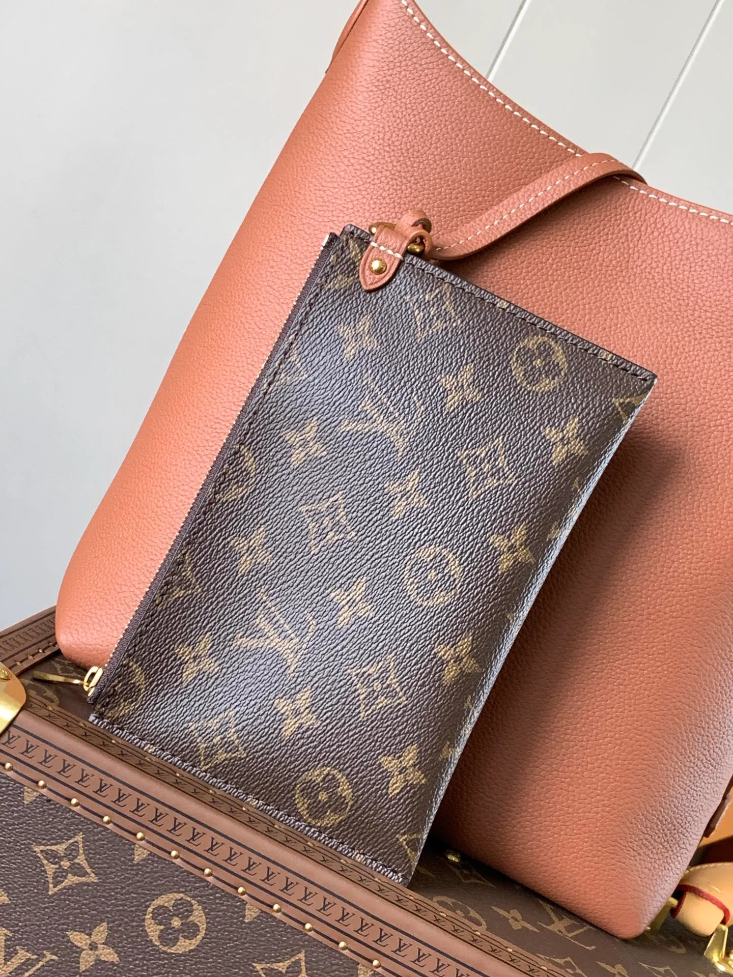 💰1160 (top-grain leather) top original order, change chip version, M25352 black, M25354 brown, 25353 yellow, Low Key Hobo small handbag is made of smooth cow leather with suede cow leather lining, which can accommodate short wallets, large smartphones, keys and other small items. The shoulder strap is adjustable with a padlock buckle, and a removable Monogram canvas zippered interior pocket keeps it organized. 24.0 x 28.0 x 16.0 cm (length x height x width)