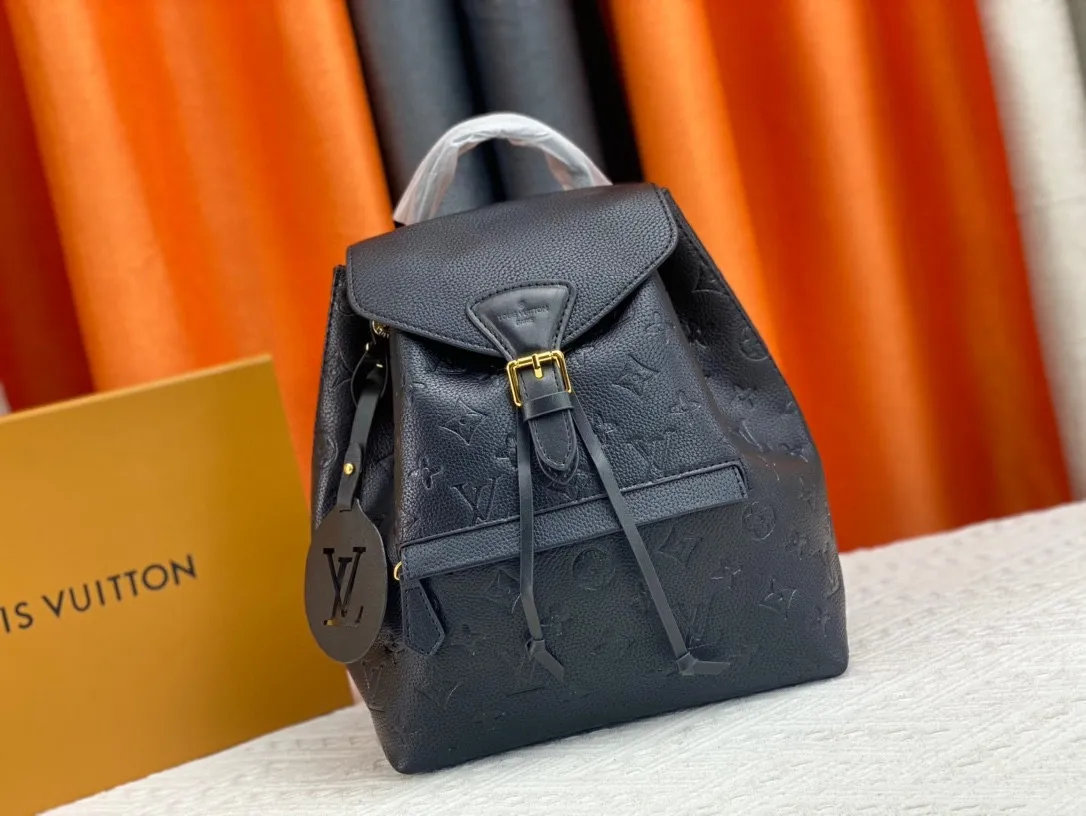 P220 M45501M45410M45205MM45397-The Montsouris backpack, which came out in 1994, is this time covered in Monogram Empreinte embossed leather, embellished with vintage metal buckles and LV charms. The zippered outer pocket allows for easy access, and the adjustable shoulder strap provides a comfortable shoulder carrying experience. Detailed features 27.5 x 33.0 x 14.0 cm (L x H x W) Embossed cowhide Leather trim Microfiber lining Metal hardware Leather carrying handle Adjustable leather shoulder strap Magnetic closure with drawstring Removable leather LV charm Zippered outer pocket Open inner pocket Handle: single handle