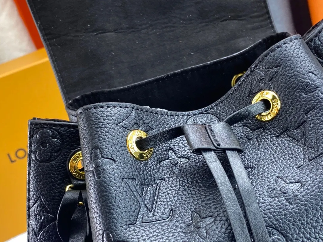 P220 M45501M45410M45205MM45397-The Montsouris backpack, which came out in 1994, is this time covered in Monogram Empreinte embossed leather, embellished with vintage metal buckles and LV charms. The zippered outer pocket allows for easy access, and the adjustable shoulder strap provides a comfortable shoulder carrying experience. Detailed features 27.5 x 33.0 x 14.0 cm (L x H x W) Embossed cowhide Leather trim Microfiber lining Metal hardware Leather carrying handle Adjustable leather shoulder strap Magnetic closure with drawstring Removable leather LV charm Zippered outer pocket Open inner pocket Handle: single handle