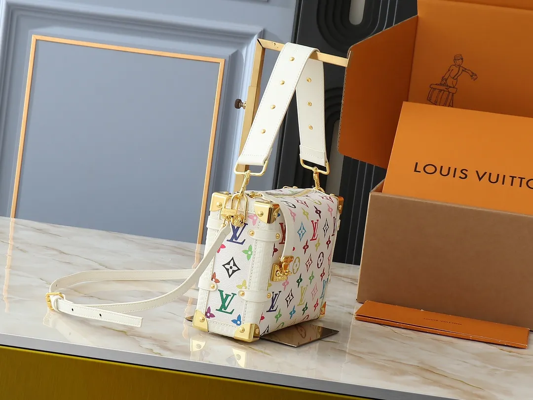 💰280💰Upgraded from the original M14046 M46358. This medium-sized Side Trunk handbag uses a humorous Monogram pattern to express the smart style of the Louis Vuitton The square shape is a nod to the brand's classic luggage, and the removable studded handle and shoulder strap allow for flexible carrying. Dimensions: 23.5 x 16.0 x 8.5 cm (length x height x width)
