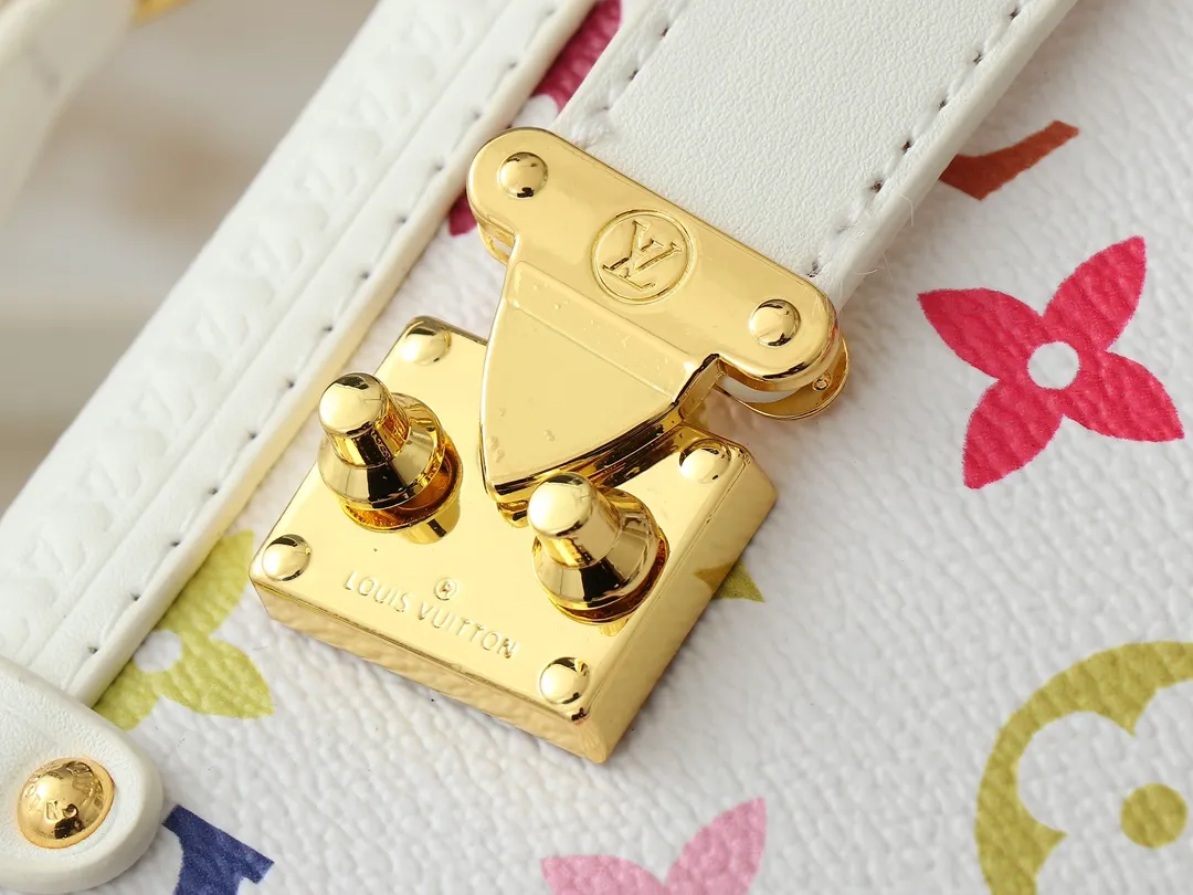 💰280💰Upgraded from the original M14046 M46358. This medium-sized Side Trunk handbag uses a humorous Monogram pattern to express the smart style of the Louis Vuitton The square shape is a nod to the brand's classic luggage, and the removable studded handle and shoulder strap allow for flexible carrying. Dimensions: 23.5 x 16.0 x 8.5 cm (length x height x width)