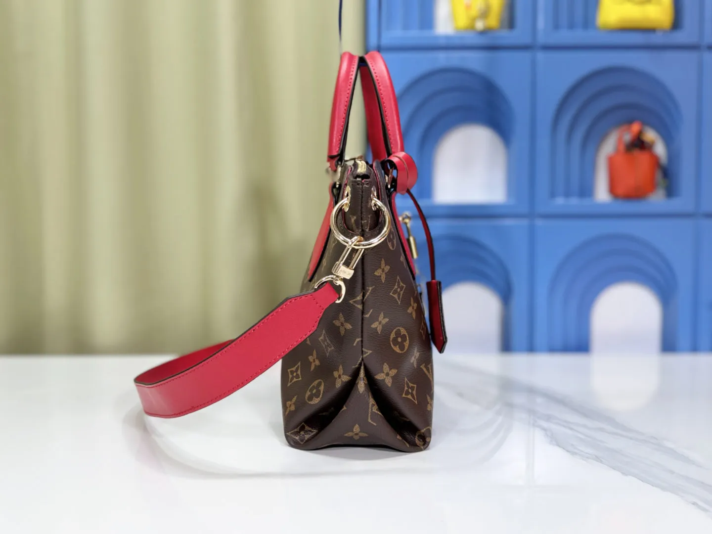 P Large 140 Small 130 Upgraded Original M44351 M44350 M44359 This FlowerBB zipper Tote handbag is made of soft Monogram canvas, equipped with smooth leather handles, shoulder straps and side seams. The shining golden metal flower padlock is the finishing touch. The versatile small bag has a soft, round shape that adds Louis Vuitton's signature femininity to casual looks. Large size 36-28-17, small size 29-23.5-13.5