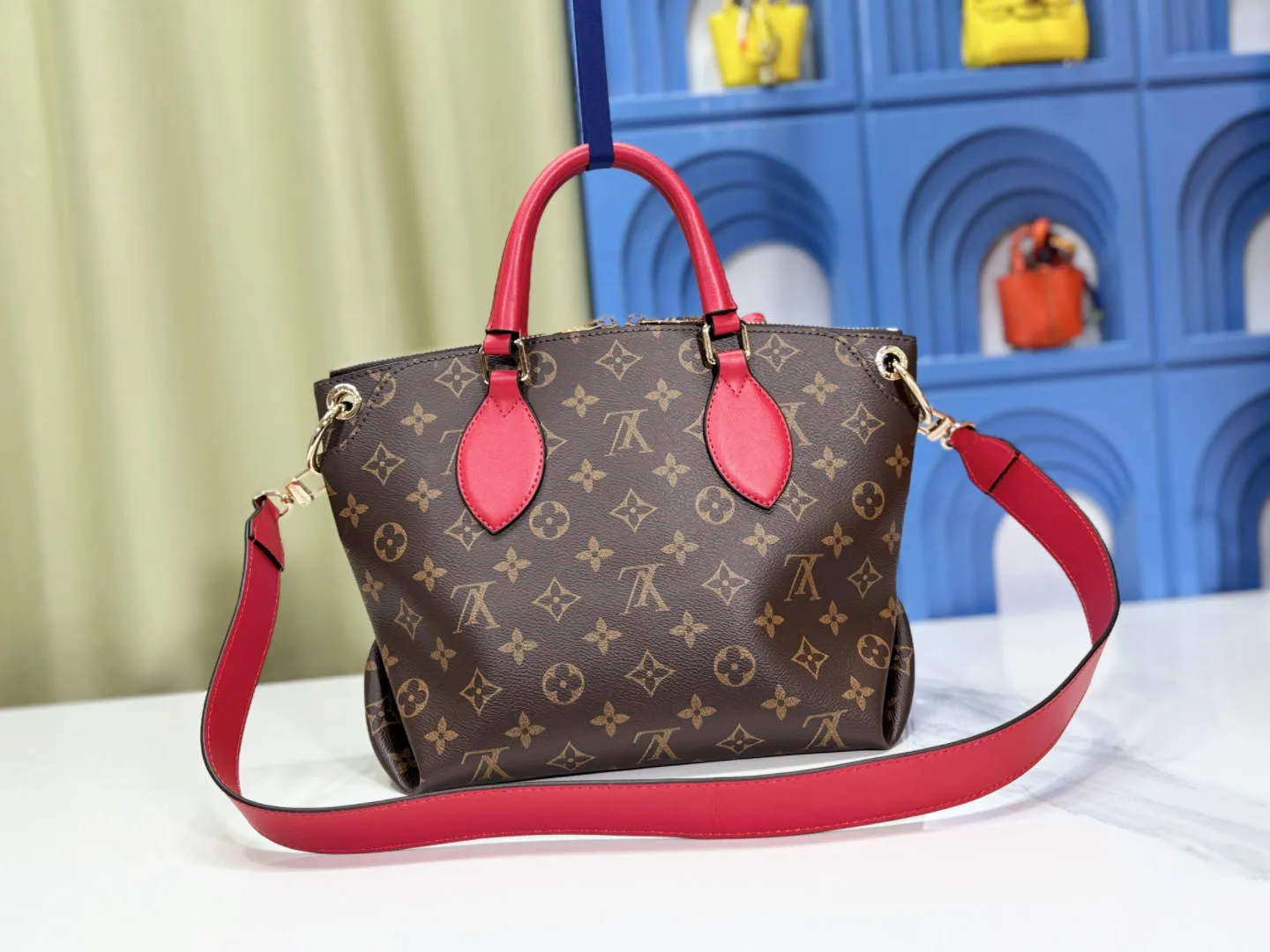 P Large 140 Small 130 Upgraded Original M44351 M44350 M44359 This FlowerBB zipper Tote handbag is made of soft Monogram canvas, equipped with smooth leather handles, shoulder straps and side seams. The shining golden metal flower padlock is the finishing touch. The versatile small bag has a soft, round shape that adds Louis Vuitton's signature femininity to casual looks. Large size 36-28-17, small size 29-23.5-13.5