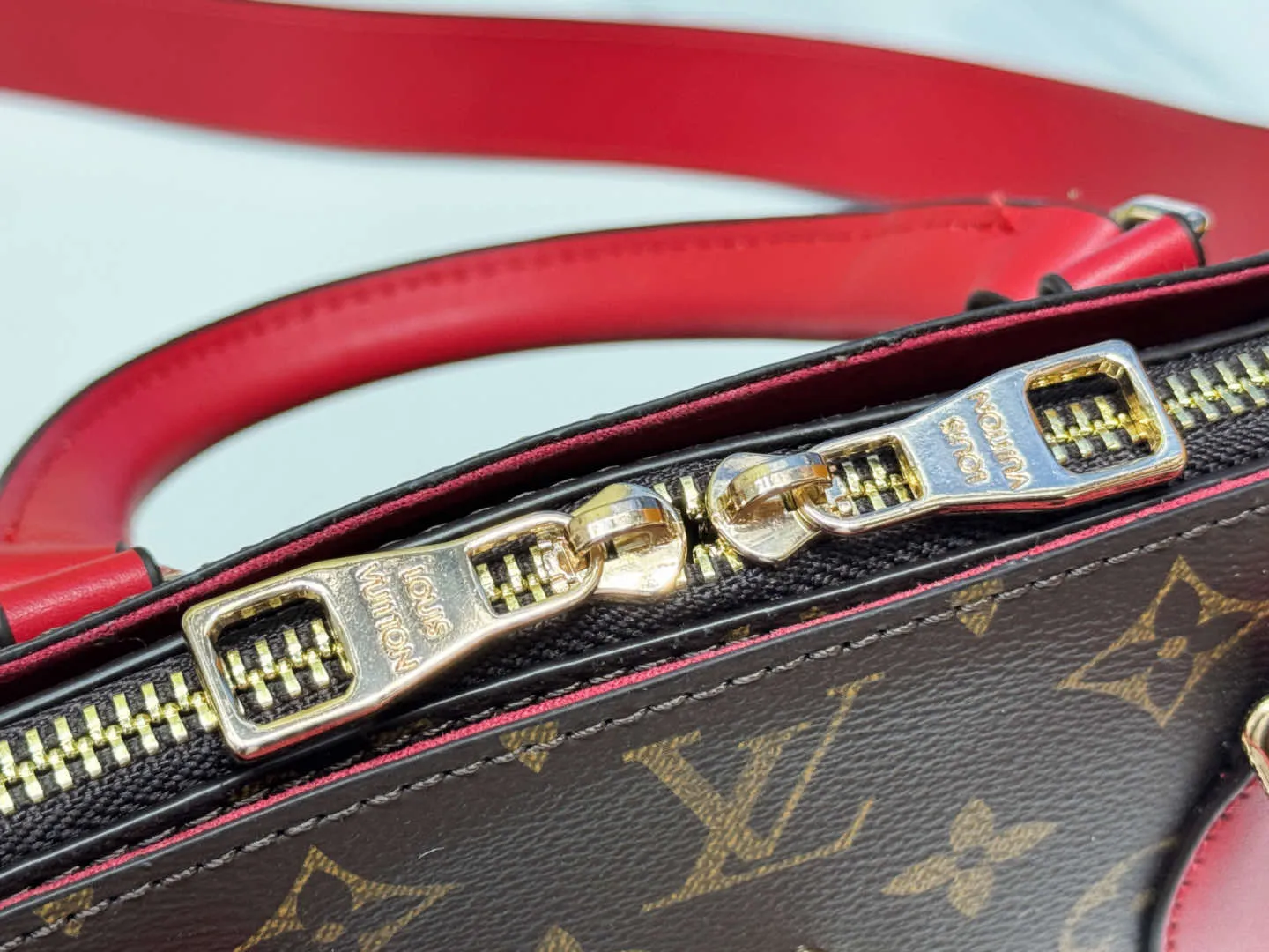 P Large 140 Small 130 Upgraded Original M44351 M44350 M44359 This FlowerBB zipper Tote handbag is made of soft Monogram canvas, equipped with smooth leather handles, shoulder straps and side seams. The shining golden metal flower padlock is the finishing touch. The versatile small bag has a soft, round shape that adds Louis Vuitton's signature femininity to casual looks. Large size 36-28-17, small size 29-23.5-13.5