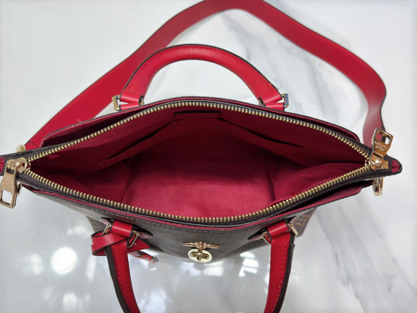 P Large 140 Small 130 Upgraded Original M44351 M44350 M44359 This FlowerBB zipper Tote handbag is made of soft Monogram canvas, equipped with smooth leather handles, shoulder straps and side seams. The shining golden metal flower padlock is the finishing touch. The versatile small bag has a soft, round shape that adds Louis Vuitton's signature femininity to casual looks. Large size 36-28-17, small size 29-23.5-13.5
