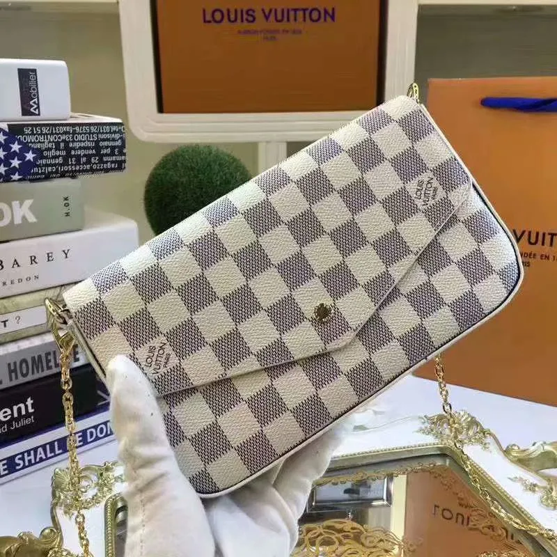 P140 Model: 61276 Size 21/11/2 Introduction: The Louis vuitton Felicie three-piece handbag is elegant and luxurious. It contains two detachable pockets and is a fashionable choice for carrying and organizing your daily necessities. It is more than just a wallet, after removing the gold chain, it can also be used as a charming clutch or small handbag ""