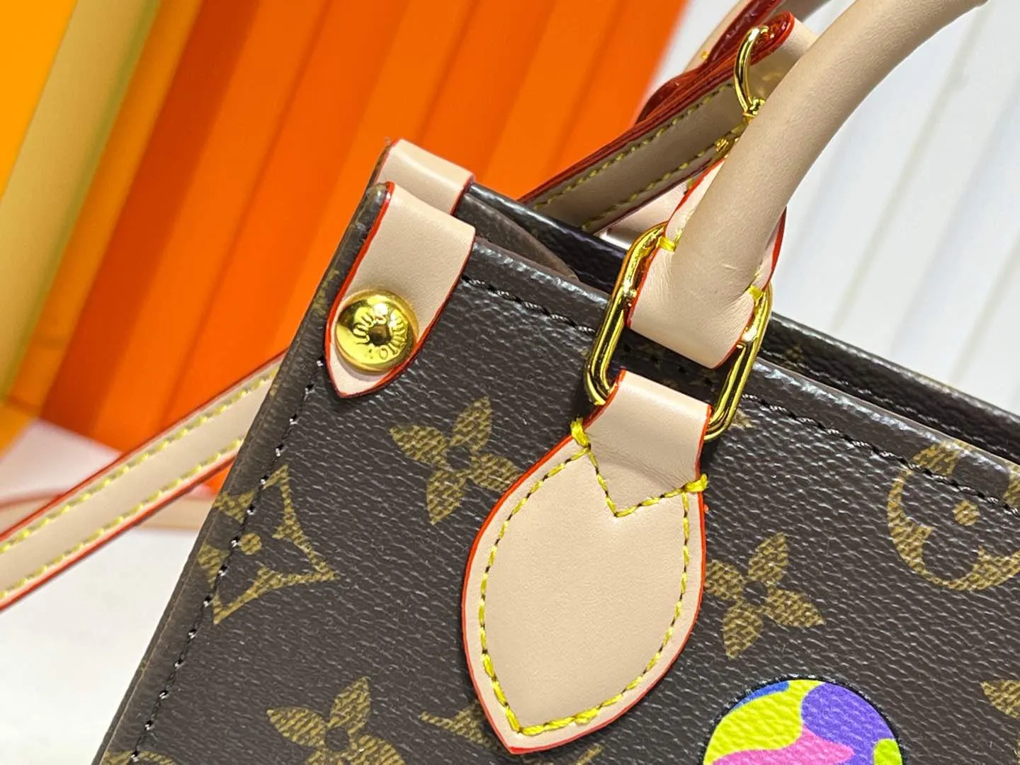 Batch 260💰M46993 M13668!🔥Lv&Takashi Murakami🐼Panda print OnTheGo BB new version The legendary ONTHEGO handbag: always able to meet your various needs for handbags. It has a large capacity but is not bulky. It is stiff and soft to the touch, making it suitable for home and travel. Tighten the side ties and it instantly transforms into a stylish urban handbag. Loosen the straps and it transforms into a chic and practical handbag. The slender leather handle can be carried over the shoulder or between the arms. The model shown here is made of Damier Azur canvas. Size: 18x15x8.5cm