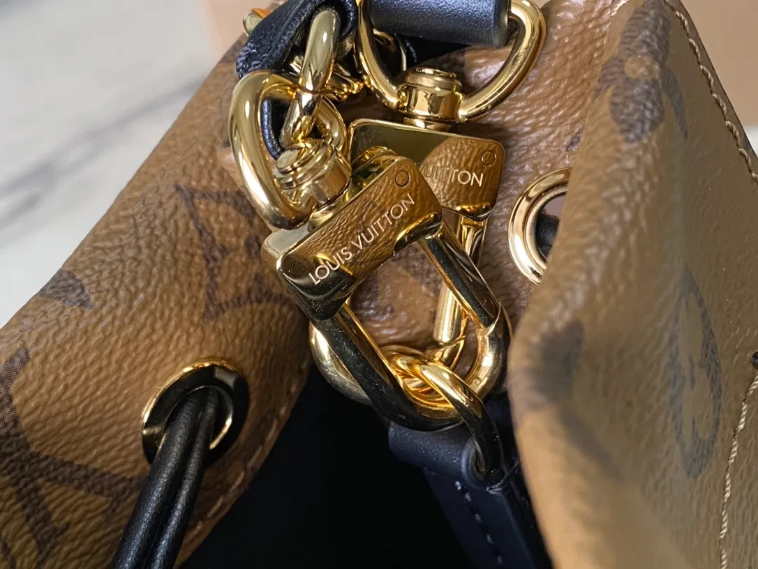 💰960 Top original order M13324 The 2025 Cruise early spring series reinterprets the classic Noe handbag, adding a new member to the Trunk family. The Monogram Reverse canvas bag is equipped with a dazzling braided chain, and the leather corners and drawstring closure continue the iconic details. It can be carried by hand or cross-body to recreate the show look. Dimensions: 23 × 27 × 8 cm