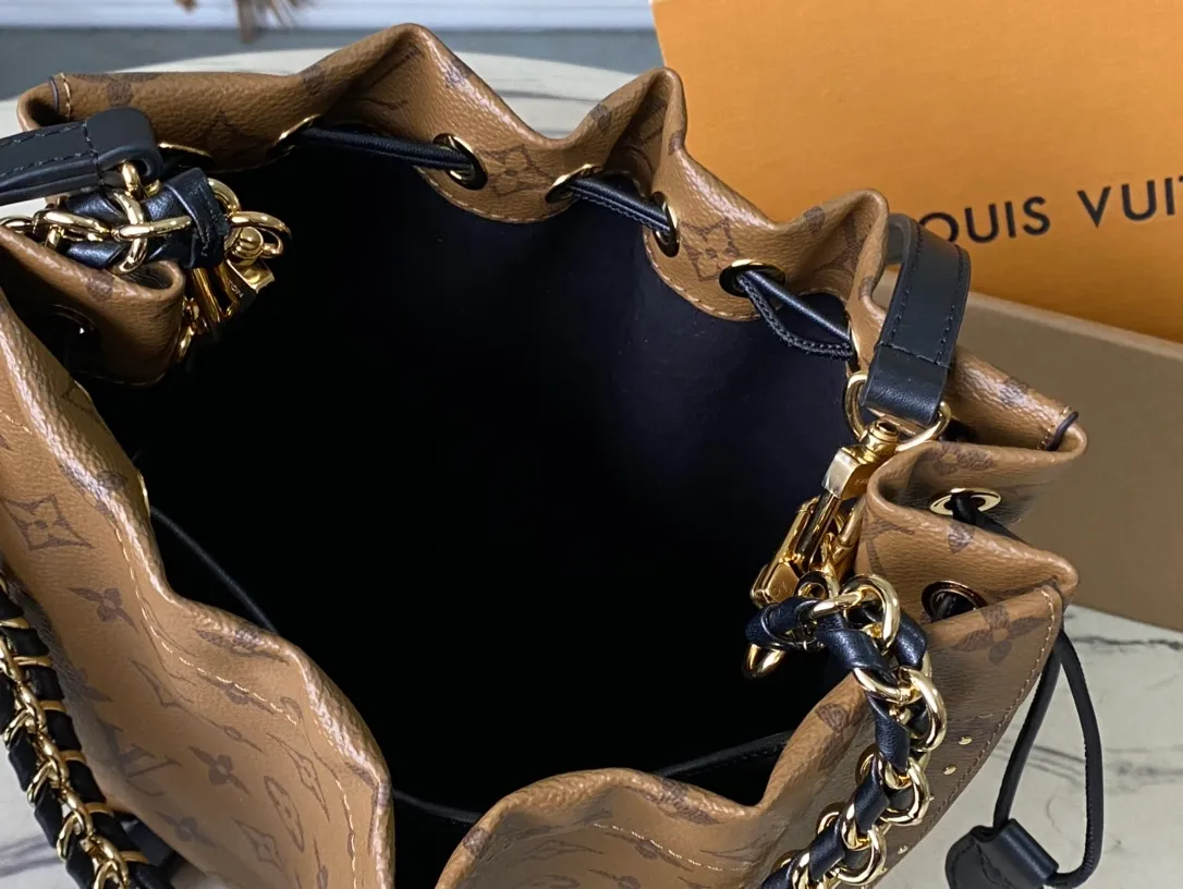 💰960 Top original order M13324 The 2025 Cruise early spring series reinterprets the classic Noe handbag, adding a new member to the Trunk family. The Monogram Reverse canvas bag is equipped with a dazzling braided chain, and the leather corners and drawstring closure continue the iconic details. It can be carried by hand or cross-body to recreate the show look. Dimensions: 23 × 27 × 8 cm