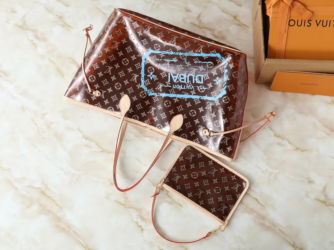 💰280💰Upgraded from the original M14491 M14490 M40990 This Neverfull large tote bag is made of soft Monogram canvas with cow leather trim, and is lined with colorful fabrics in a spacious configuration. The straps on both sides can be tightened or stretched to create a different style. The slim handle makes it easy to carry over the shoulder or elbow, and the removable zipper bag can be used as a clutch or pocket. Dimensions: 39 x 32 x 19 cm (length x height x width)