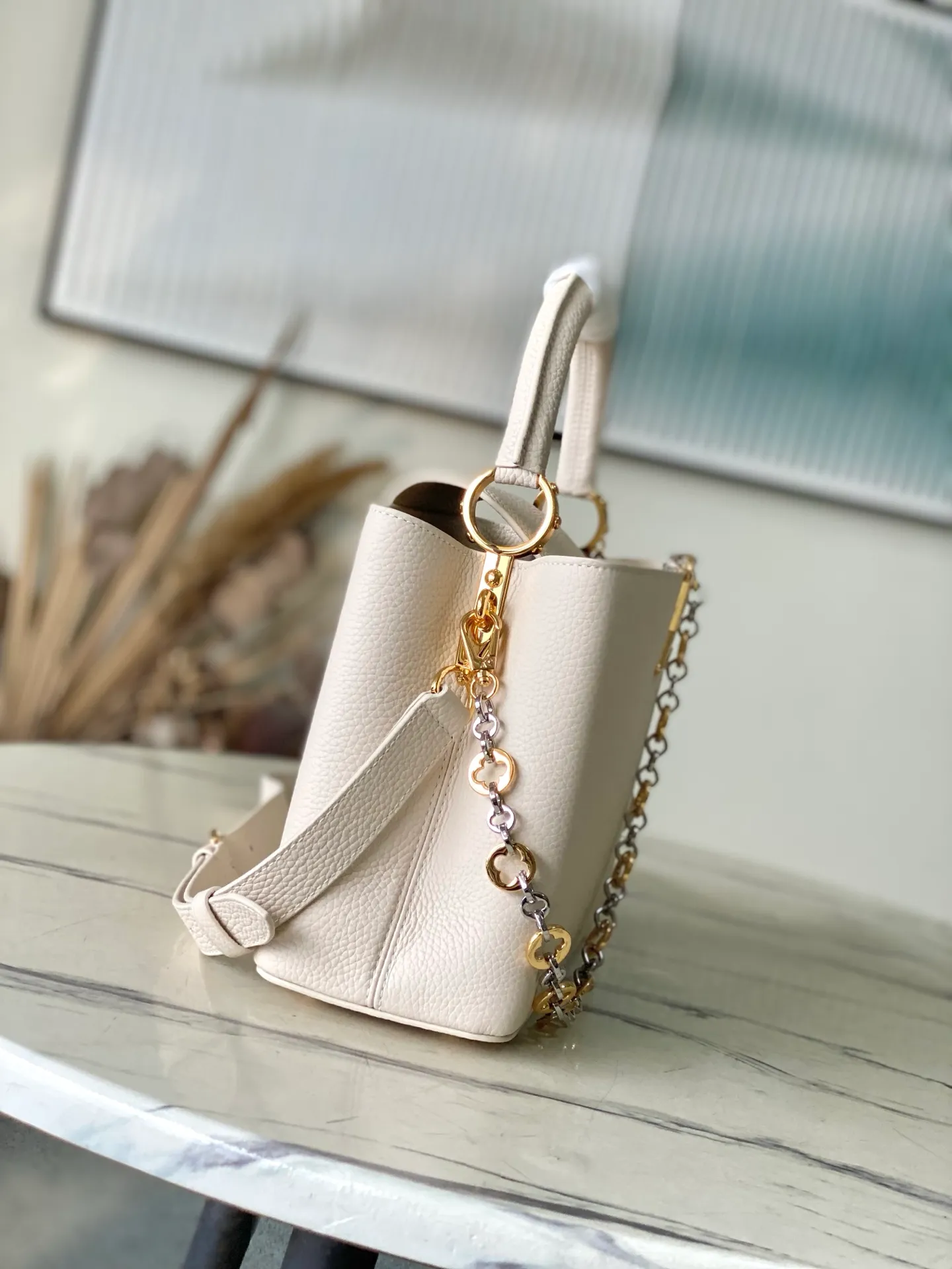 💰2480 "Special Grade Original Leather" M12935 Milk White Medium This Capucines medium handbag is from the Chain On You series. It uses Taurillon cow leather to focus on the brand's ingenuity and sophisticated craftsmanship. The jewelry-style double-plated chain is embellished with Monogram flowers, and the rounded LV letters and metal parts add elegant touches. Whether worn cross-body, hand-carried or shoulder-carried, it can display elegant style. Dimensions: 31.5 × 20 × 11 cm