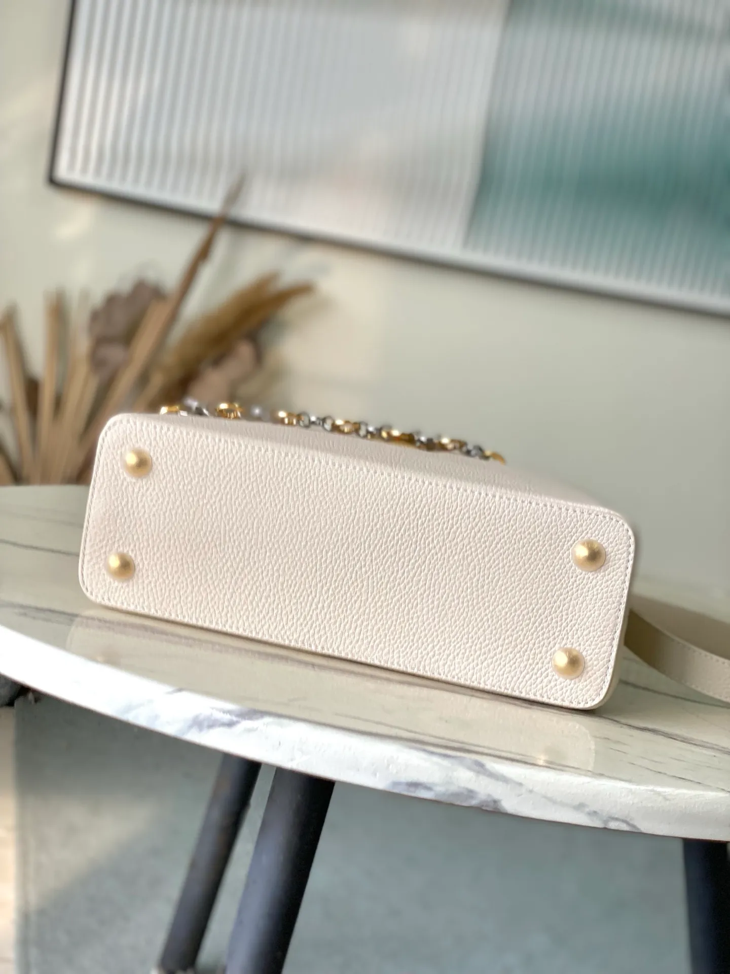 💰2480 "Special Grade Original Leather" M12935 Milk White Medium This Capucines medium handbag is from the Chain On You series. It uses Taurillon cow leather to focus on the brand's ingenuity and sophisticated craftsmanship. The jewelry-style double-plated chain is embellished with Monogram flowers, and the rounded LV letters and metal parts add elegant touches. Whether worn cross-body, hand-carried or shoulder-carried, it can display elegant style. Dimensions: 31.5 × 20 × 11 cm