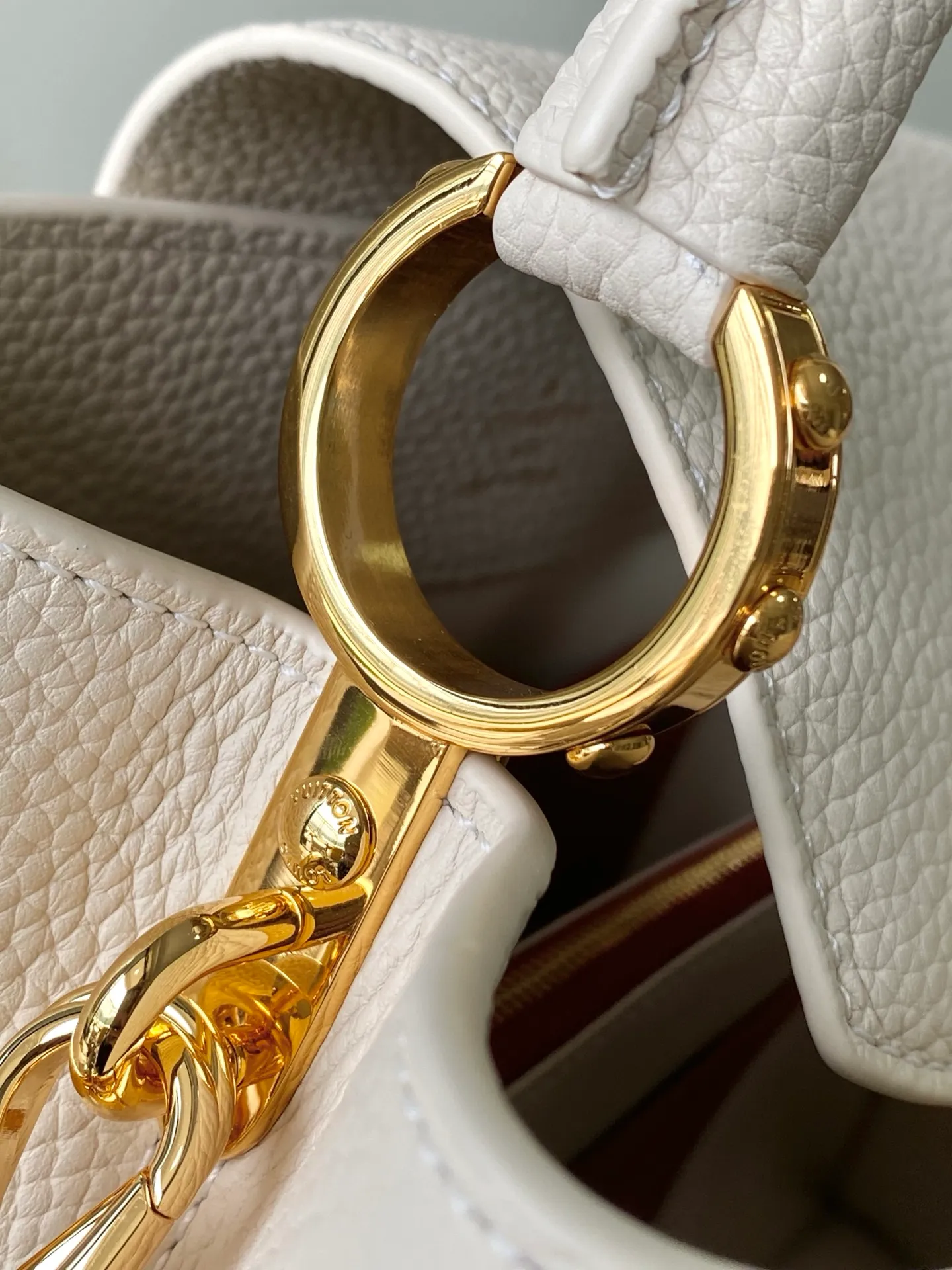 💰2480 "Special Grade Original Leather" M12935 Milk White Medium This Capucines medium handbag is from the Chain On You series. It uses Taurillon cow leather to focus on the brand's ingenuity and sophisticated craftsmanship. The jewelry-style double-plated chain is embellished with Monogram flowers, and the rounded LV letters and metal parts add elegant touches. Whether worn cross-body, hand-carried or shoulder-carried, it can display elegant style. Dimensions: 31.5 × 20 × 11 cm