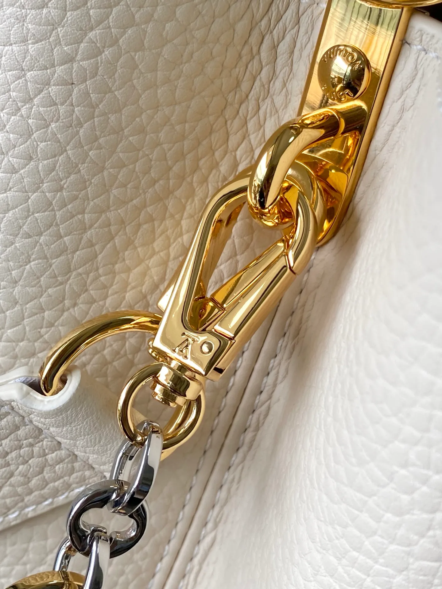 💰2480 "Special Grade Original Leather" M12935 Milk White Medium This Capucines medium handbag is from the Chain On You series. It uses Taurillon cow leather to focus on the brand's ingenuity and sophisticated craftsmanship. The jewelry-style double-plated chain is embellished with Monogram flowers, and the rounded LV letters and metal parts add elegant touches. Whether worn cross-body, hand-carried or shoulder-carried, it can display elegant style. Dimensions: 31.5 × 20 × 11 cm