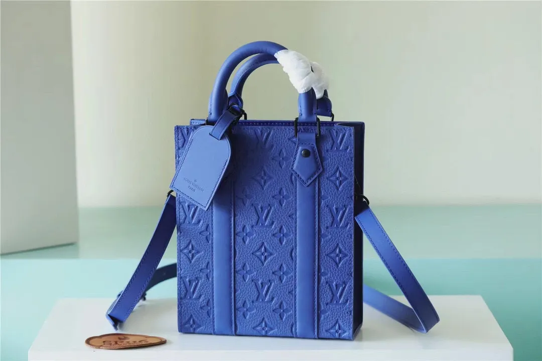 Premium quality M46453 embossed blue mini men's bag series As a compact handbag in the Sac Plat series, the Monogram Eclipse coated canvas, cow leather trim, fabric lining, Sac Plat mini handbag this time combines Monogram Eclipse canvas, leather trim and metal parts, with a removable nameplate and wide cow leather side straps. All embossed mini organ blue oo[handshake][handshake] The cross-body design has ample space to accommodate a smartphone, wallet and keys.  Dimensions: 19 x 22 x 7 cm