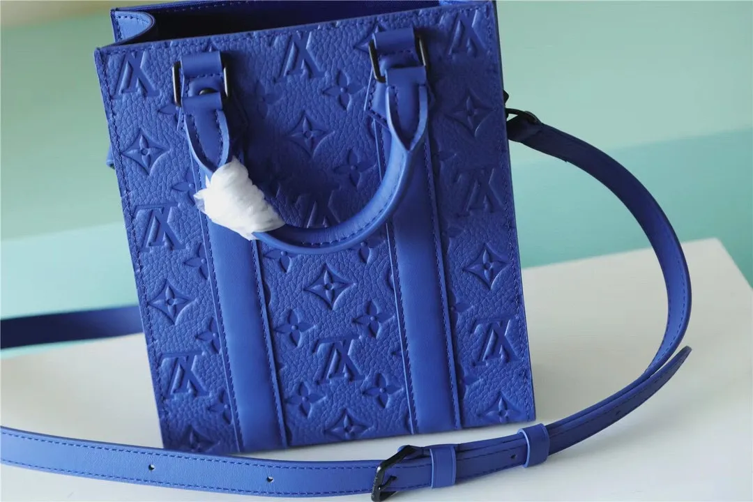 Premium quality M46453 embossed blue mini men's bag series As a compact handbag in the Sac Plat series, the Monogram Eclipse coated canvas, cow leather trim, fabric lining, Sac Plat mini handbag this time combines Monogram Eclipse canvas, leather trim and metal parts, with a removable nameplate and wide cow leather side straps. All embossed mini organ blue oo[handshake][handshake] The cross-body design has ample space to accommodate a smartphone, wallet and keys.  Dimensions: 19 x 22 x 7 cm