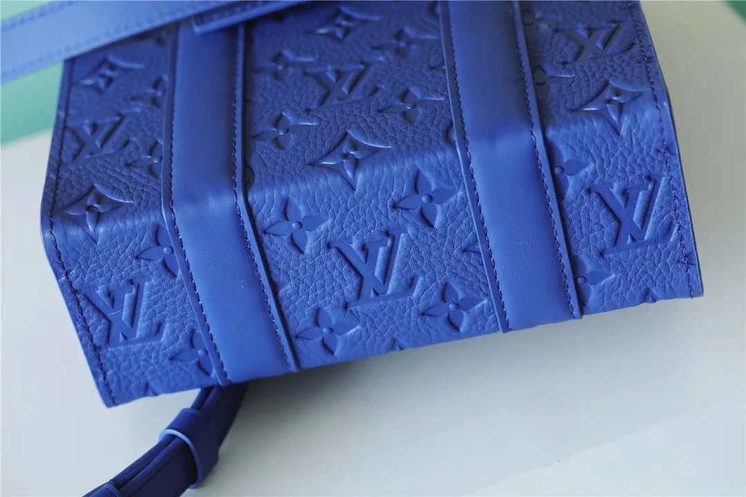 Premium quality M46453 embossed blue mini men's bag series As a compact handbag in the Sac Plat series, the Monogram Eclipse coated canvas, cow leather trim, fabric lining, Sac Plat mini handbag this time combines Monogram Eclipse canvas, leather trim and metal parts, with a removable nameplate and wide cow leather side straps. All embossed mini organ blue oo[handshake][handshake] The cross-body design has ample space to accommodate a smartphone, wallet and keys.  Dimensions: 19 x 22 x 7 cm