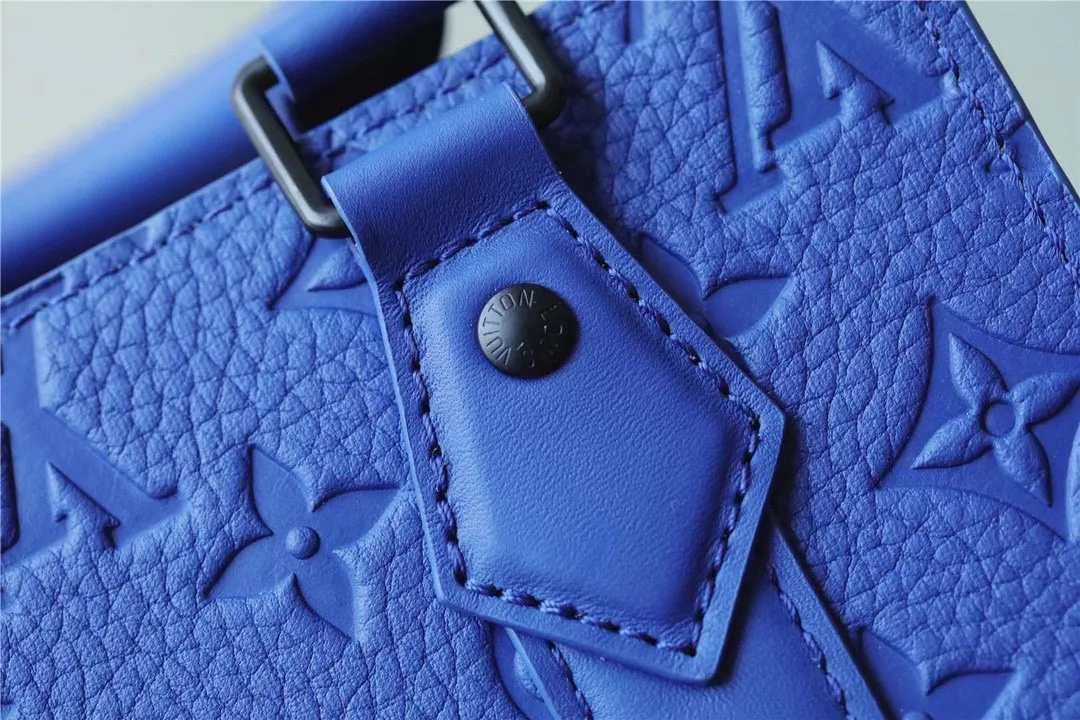 Premium quality M46453 embossed blue mini men's bag series As a compact handbag in the Sac Plat series, the Monogram Eclipse coated canvas, cow leather trim, fabric lining, Sac Plat mini handbag this time combines Monogram Eclipse canvas, leather trim and metal parts, with a removable nameplate and wide cow leather side straps. All embossed mini organ blue oo[handshake][handshake] The cross-body design has ample space to accommodate a smartphone, wallet and keys.  Dimensions: 19 x 22 x 7 cm
