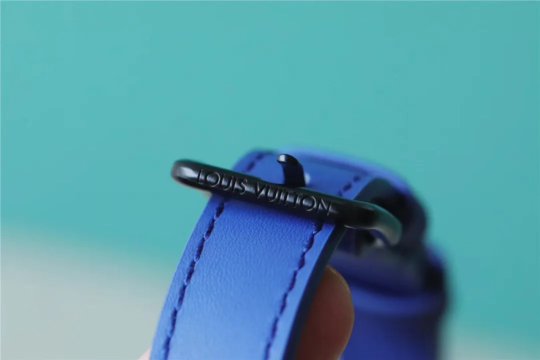 Premium quality M46453 embossed blue mini men's bag series As a compact handbag in the Sac Plat series, the Monogram Eclipse coated canvas, cow leather trim, fabric lining, Sac Plat mini handbag this time combines Monogram Eclipse canvas, leather trim and metal parts, with a removable nameplate and wide cow leather side straps. All embossed mini organ blue oo[handshake][handshake] The cross-body design has ample space to accommodate a smartphone, wallet and keys.  Dimensions: 19 x 22 x 7 cm