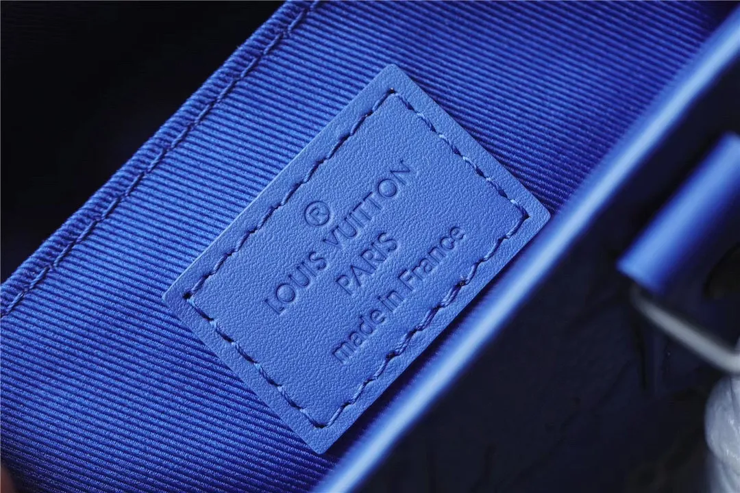 Premium quality M46453 embossed blue mini men's bag series As a compact handbag in the Sac Plat series, the Monogram Eclipse coated canvas, cow leather trim, fabric lining, Sac Plat mini handbag this time combines Monogram Eclipse canvas, leather trim and metal parts, with a removable nameplate and wide cow leather side straps. All embossed mini organ blue oo[handshake][handshake] The cross-body design has ample space to accommodate a smartphone, wallet and keys.  Dimensions: 19 x 22 x 7 cm