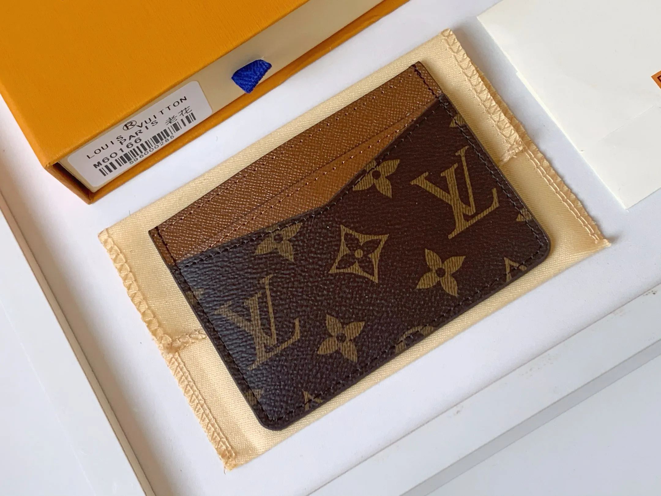 💰80 💎Card Holder Neo Card Holder made of Monogram Macassar canvas is the first choice for carrying important cards. Black leather trim makes the classic Louis Vuitton pattern even more eye-catching. Model: M60166. Size: 7.5*12