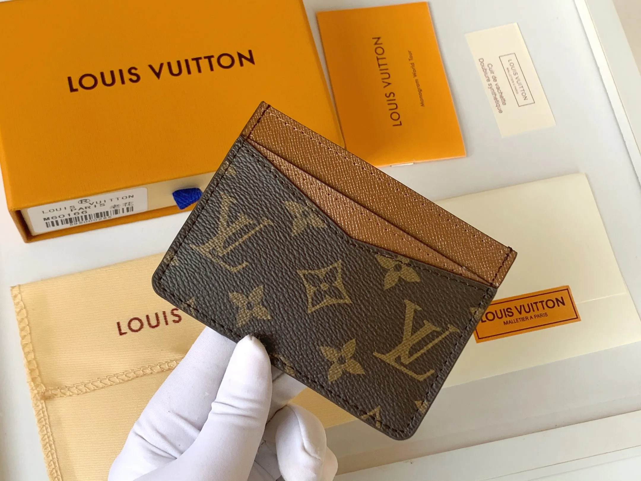 💰80 💎Card Holder Neo Card Holder made of Monogram Macassar canvas is the first choice for carrying important cards. Black leather trim makes the classic Louis Vuitton pattern even more eye-catching. Model: M60166. Size: 7.5*12