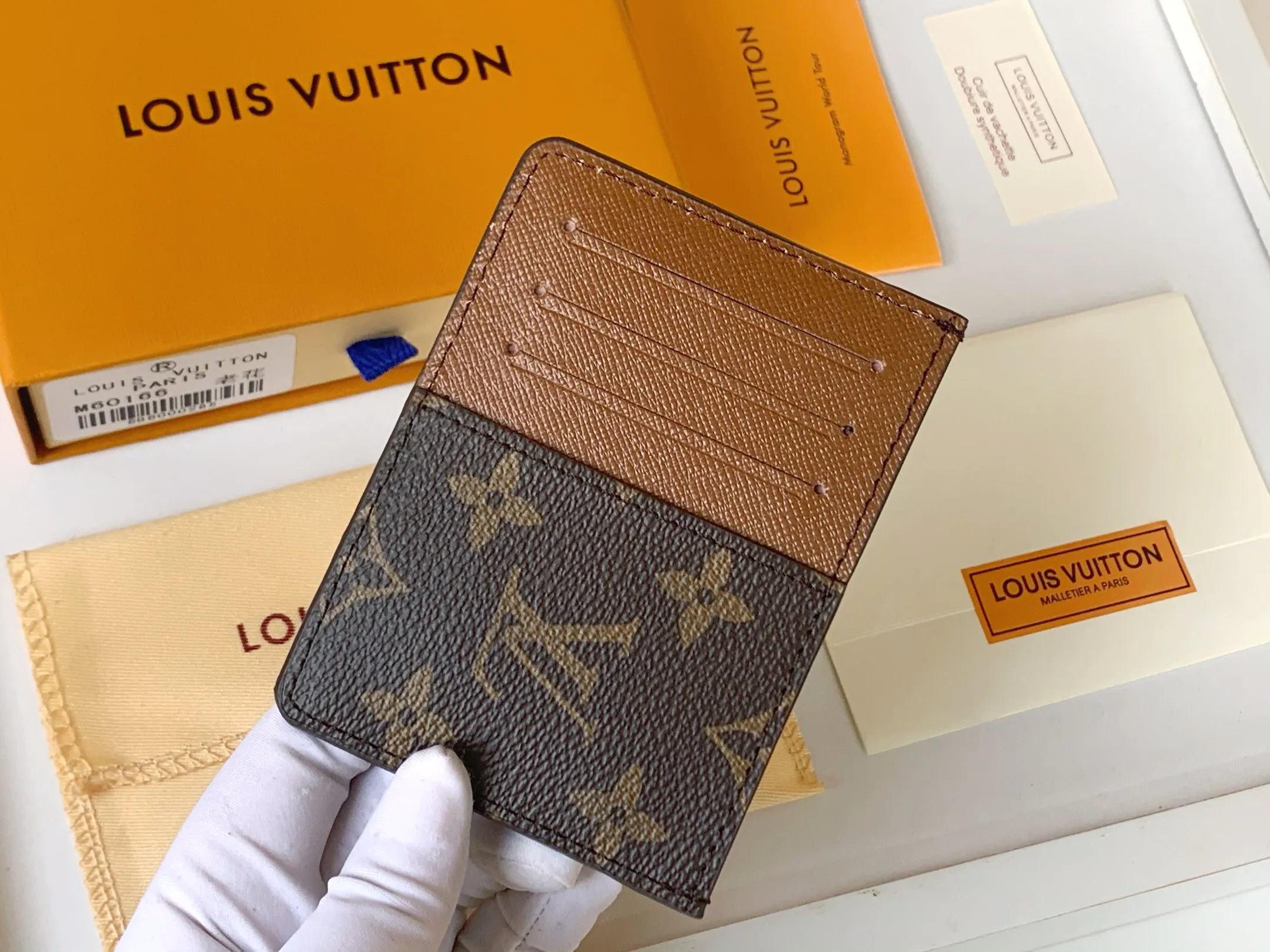 💰80 💎Card Holder Neo Card Holder made of Monogram Macassar canvas is the first choice for carrying important cards. Black leather trim makes the classic Louis Vuitton pattern even more eye-catching. Model: M60166. Size: 7.5*12