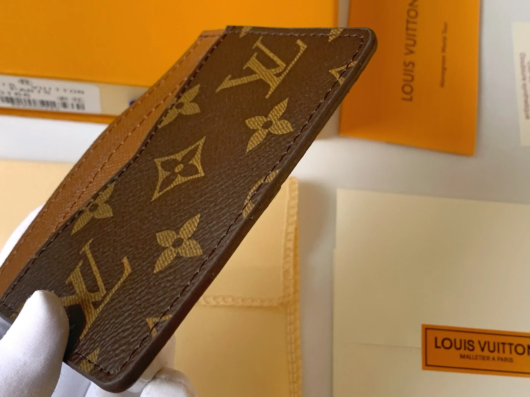 💰80 💎Card Holder Neo Card Holder made of Monogram Macassar canvas is the first choice for carrying important cards. Black leather trim makes the classic Louis Vuitton pattern even more eye-catching. Model: M60166. Size: 7.5*12