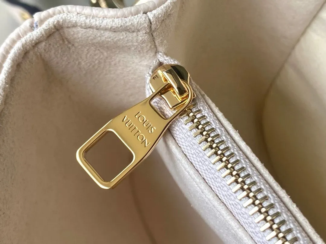💰1100 (first-grain leather) top original order M22942 off-white. This Pochette Metis East West handbag is made of Monogram Empreinte leather with embossed Monogram pattern, which combines classic elements and contemporary details. The S-lock buckle and top handle pay tribute to the brand's box-making heritage. The compact structure and detachable shoulder short chain highlight the trendy style. Size: 21.5x13.5x6cm