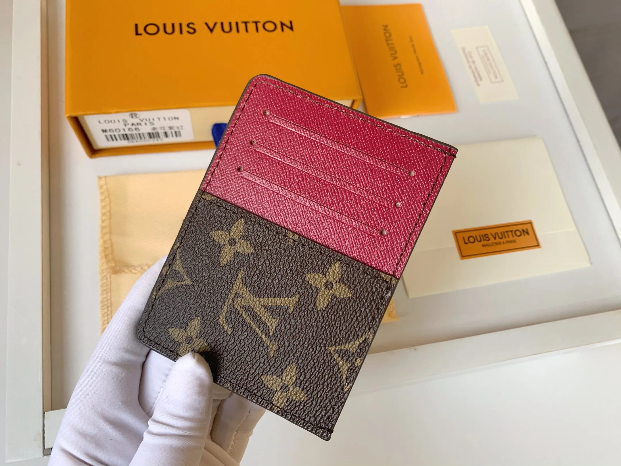 💰80 💎Card Holder Neo Card Holder made of Monogram Macassar canvas is the first choice for carrying important cards. Black leather trim makes the classic Louis Vuitton pattern even more eye-catching. Model: M60166. Size: 7.5*12