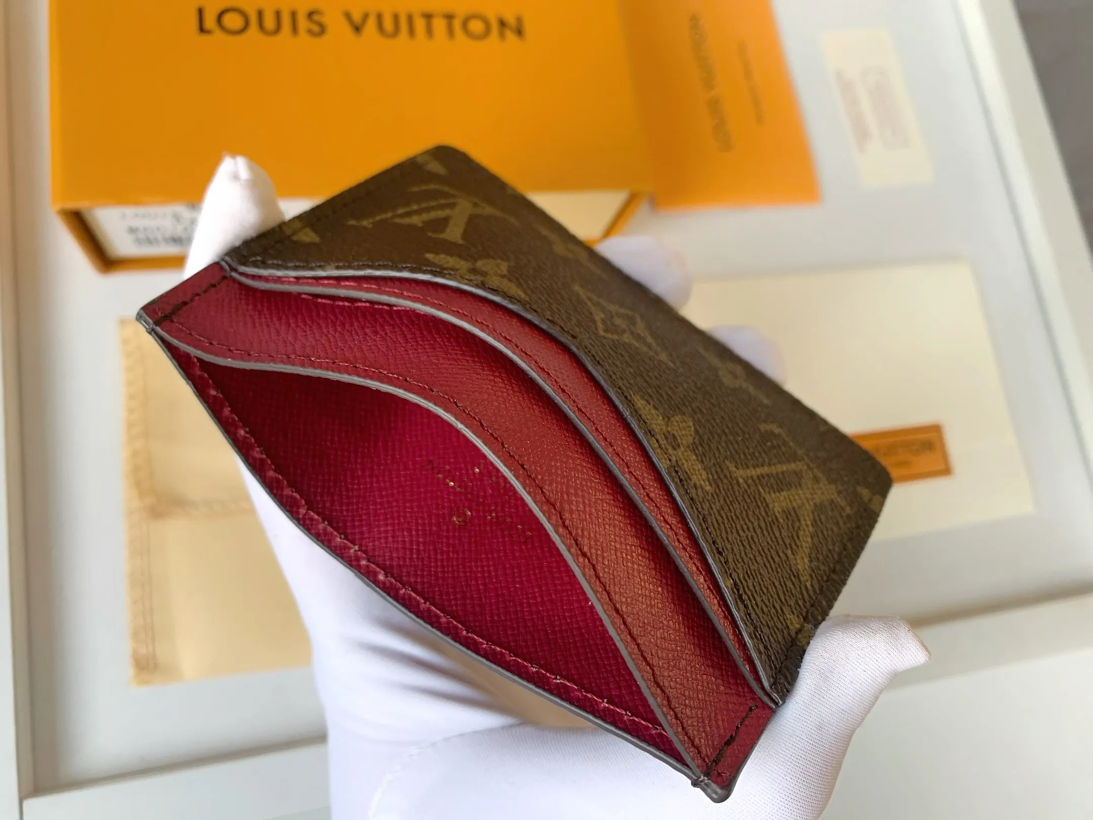 💰80 💎Card Holder Neo Card Holder made of Monogram Macassar canvas is the first choice for carrying important cards. Black leather trim makes the classic Louis Vuitton pattern even more eye-catching. Model: M60166. Size: 7.5*12