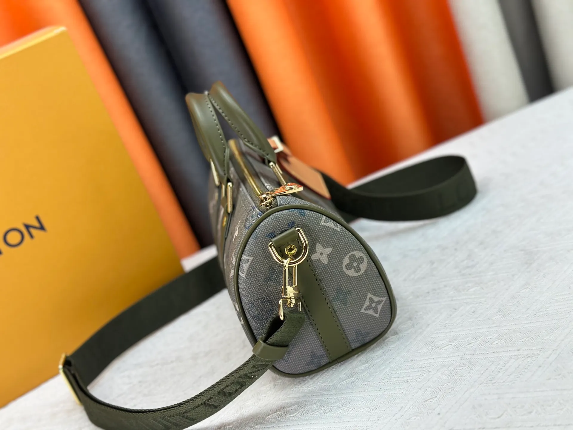 P240 Upgraded original M15428 embroidery M46271 M26818 M26930 M27161 This Keepall 25 handbag is made of Monogram Eclipse Reverse canvas, showing an elegant reinterpretation of Louis Vuitton's classic pattern. Reinforced straps and leather name tags are signature elements of the Keepall collection, while a zipper closure keeps personal items safe and secure. 25.0 x 15.0 x 11.0 cm (length x height x width)