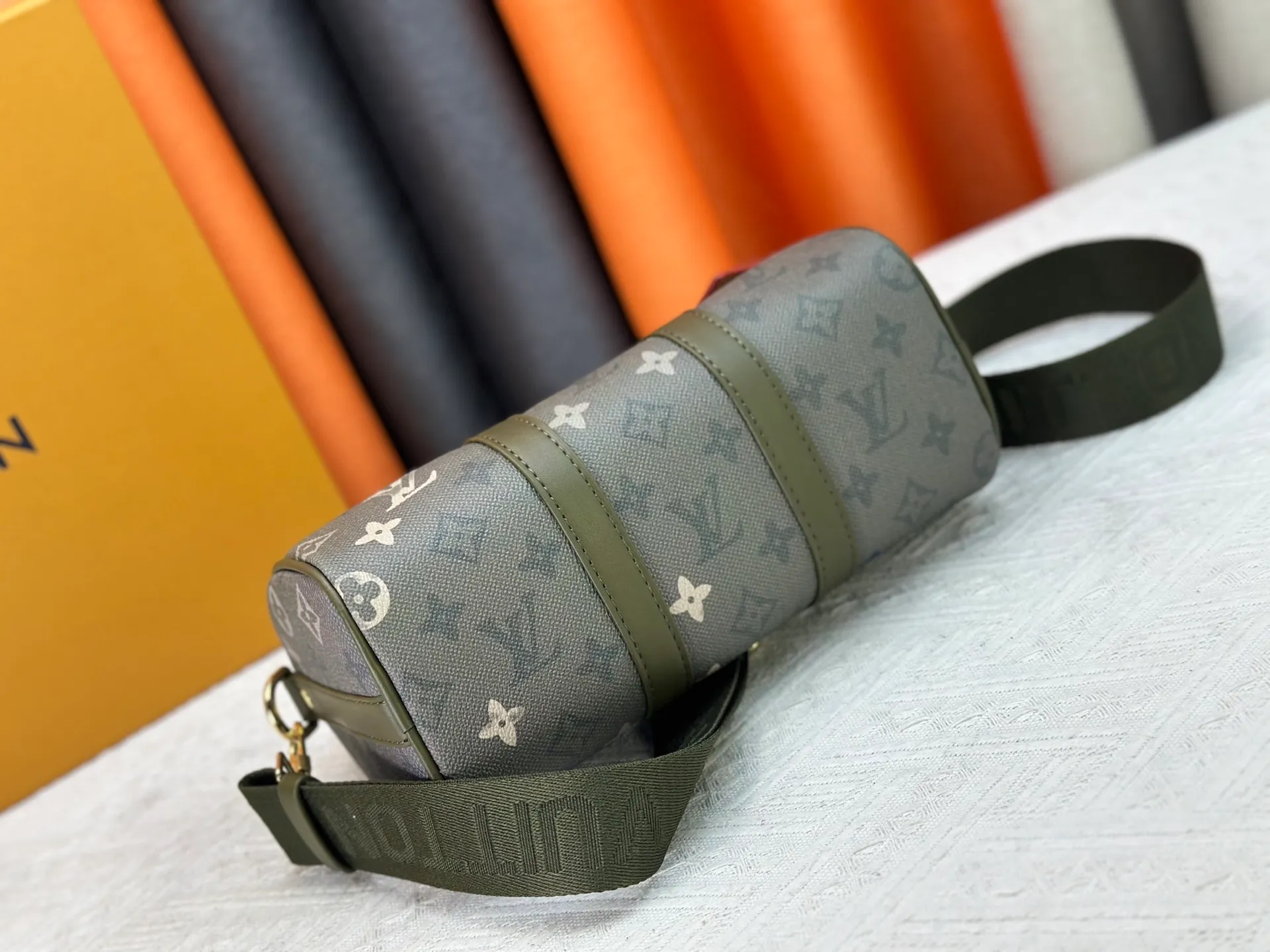 P240 Upgraded original M15428 embroidery M46271 M26818 M26930 M27161 This Keepall 25 handbag is made of Monogram Eclipse Reverse canvas, showing an elegant reinterpretation of Louis Vuitton's classic pattern. Reinforced straps and leather name tags are signature elements of the Keepall collection, while a zipper closure keeps personal items safe and secure. 25.0 x 15.0 x 11.0 cm (length x height x width)