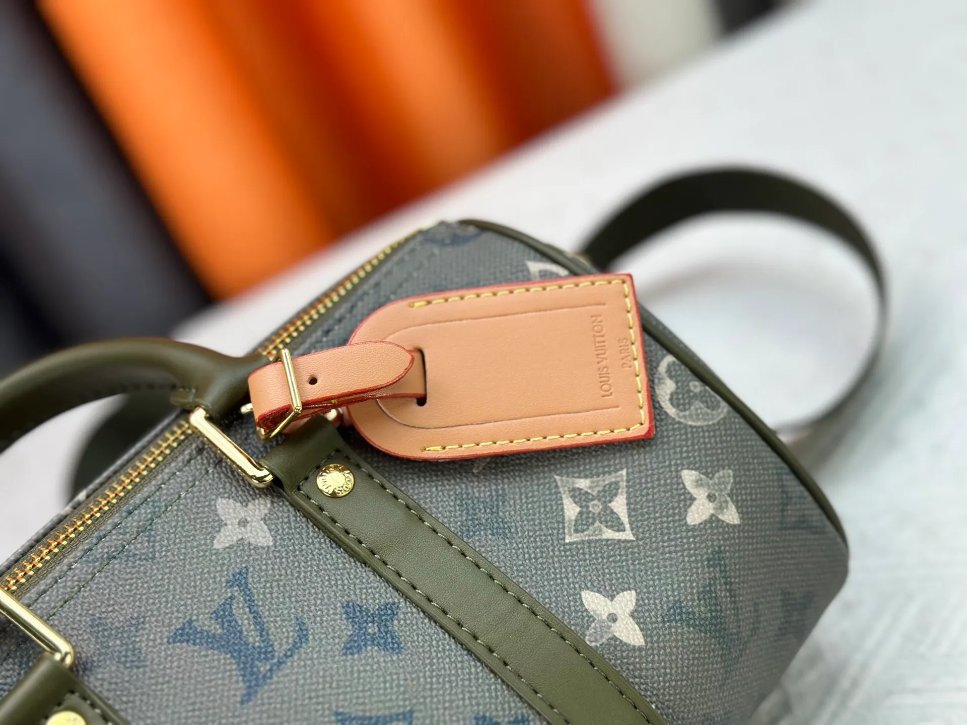 P240 Upgraded original M15428 embroidery M46271 M26818 M26930 M27161 This Keepall 25 handbag is made of Monogram Eclipse Reverse canvas, showing an elegant reinterpretation of Louis Vuitton's classic pattern. Reinforced straps and leather name tags are signature elements of the Keepall collection, while a zipper closure keeps personal items safe and secure. 25.0 x 15.0 x 11.0 cm (length x height x width)