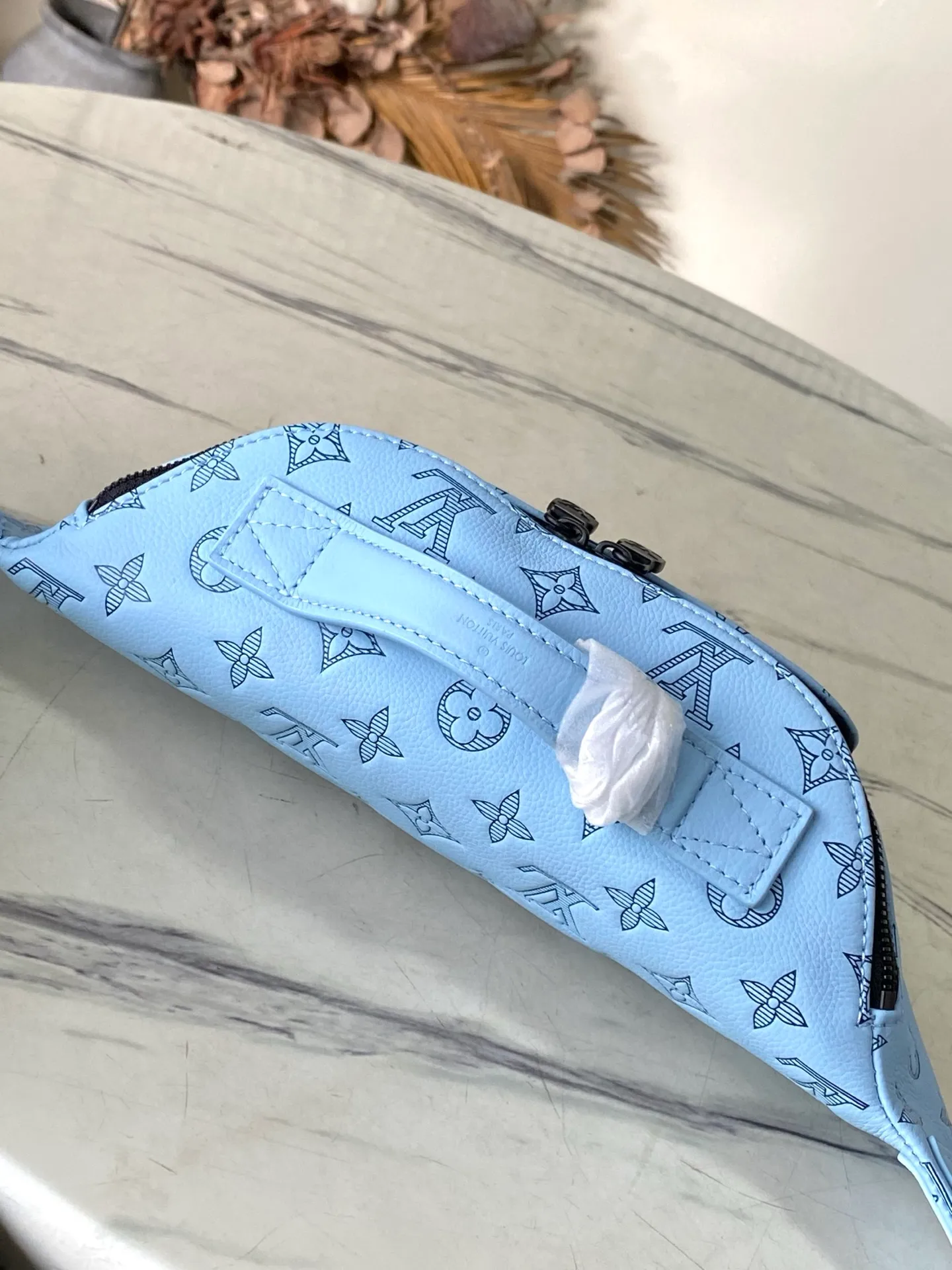 💰1100 (top-grain leather) Top-quality original order M14782 This Rush waist bag is made of Monogram Shadow embossed cow leather with a matte texture, and uses handsome tones to create a dynamic charm. Use the adjustable shoulder strap to switch between waist, shoulder and cross-body wear. 15 x 8 x 30 cm (height x width x length)