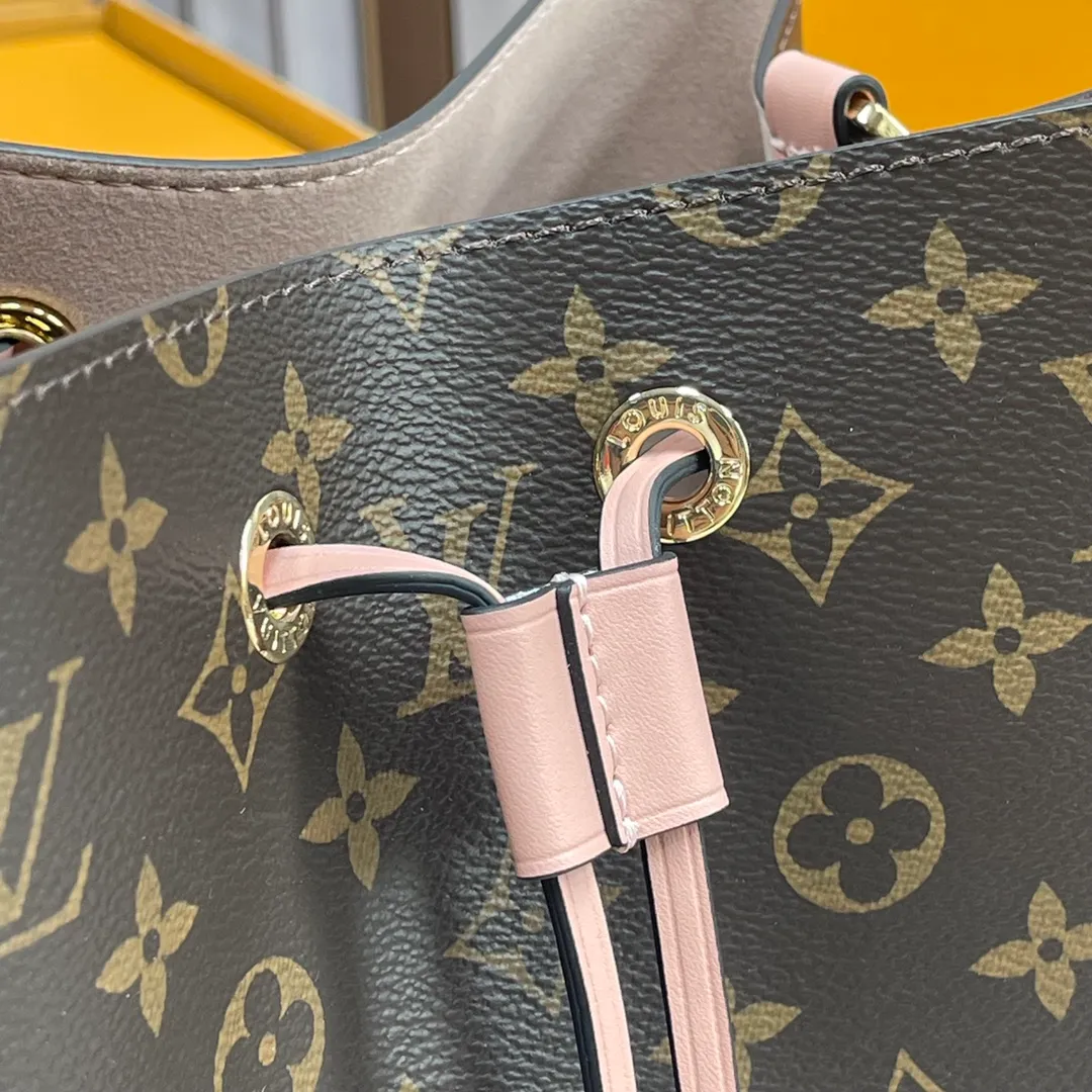 [Upgraded version] P600🐶Upgraded version. High quality. Semi-steel hardware. Comes with a full set of packaging and delivery with wide shoulder straps❣️Real shot. M44022🐶NEONOE handbag Noé, the champagne wine bag born in 1932, returns to the 2017 spring series with a new look. The trendy bucket bag Néonoé is made of soft Monogram canvas fabric and decorated with colorful calfskin. The adjustable shoulder strap allows for a modern cross-body style. Dimensions: 26.0x 26.0x 17.5 cm