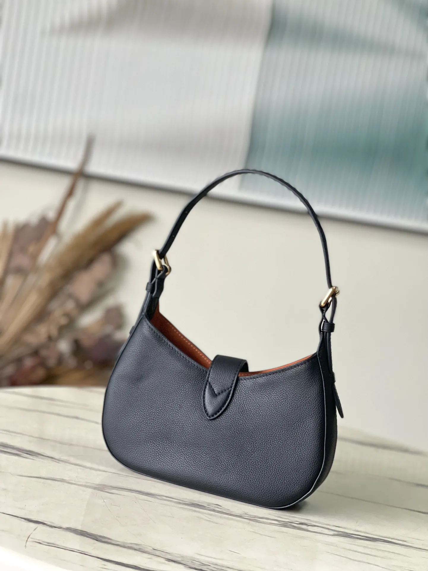💰1020 (top-grain leather) top original order M24611 black. This Low Key Shoulder Bag once again proves the brand's exquisite craftsmanship with its gorgeous design. Soft cow leather is dip-dyed in a calm tone. The adjustable shoulder size and suede inner panel add a sophisticated touch. The classic V strap ensures the safety of your belongings without skin. Dimensions: 26 × 18 × 7 cm