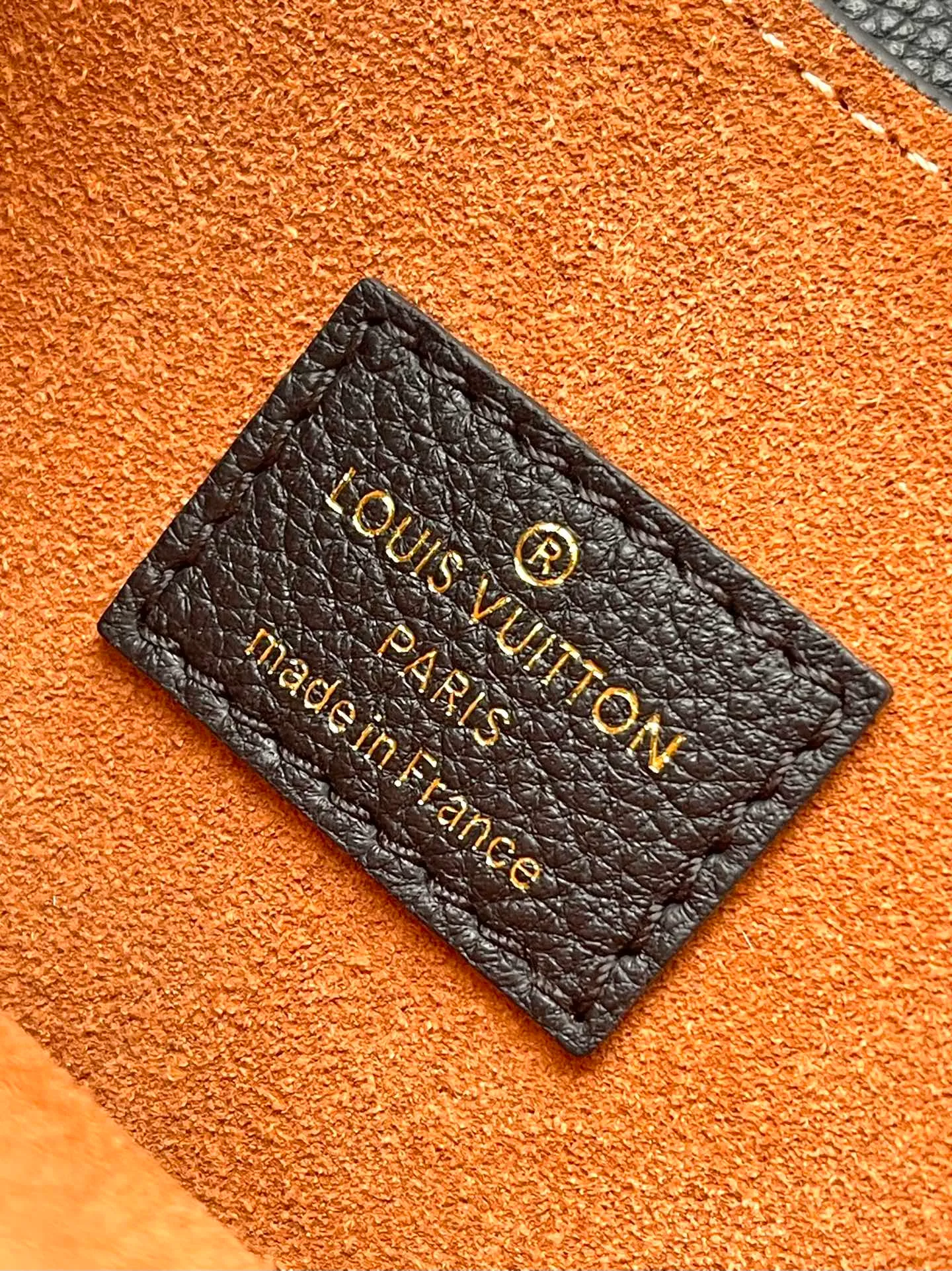 💰1020 (top-grain leather) top original order M24611 black. This Low Key Shoulder Bag once again proves the brand's exquisite craftsmanship with its gorgeous design. Soft cow leather is dip-dyed in a calm tone. The adjustable shoulder size and suede inner panel add a sophisticated touch. The classic V strap ensures the safety of your belongings without skin. Dimensions: 26 × 18 × 7 cm