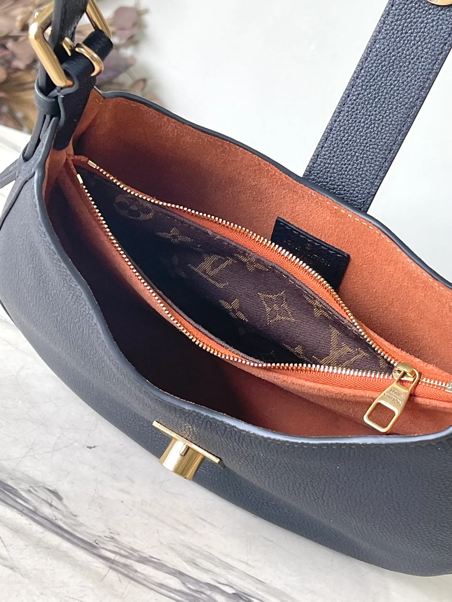 💰1020 (top-grain leather) top original order M24611 black. This Low Key Shoulder Bag once again proves the brand's exquisite craftsmanship with its gorgeous design. Soft cow leather is dip-dyed in a calm tone. The adjustable shoulder size and suede inner panel add a sophisticated touch. The classic V strap ensures the safety of your belongings without skin. Dimensions: 26 × 18 × 7 cm