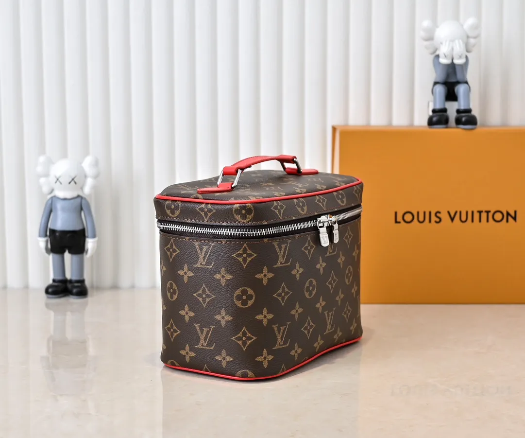 Batch 320💰Upgraded original version ✨M42265 This style is inspired by the iconic Nice cosmetic bag. This elegant toiletry bag is a personalized choice for carrying basic beauty supplies. A hidden zip pocket on the inside of the flap can store especially valuable personal items. - Top woven handle - Monogram coated canvas fabric - Louis Vuitton special coated canvas washable lining - Natural cowhide leather trim - Gold metal hardware - Double-layer zipper closure - Large capacity inside the bag - Zippered pocket on the inside of the flap - Several patch pockets inside - size 24×14×17.