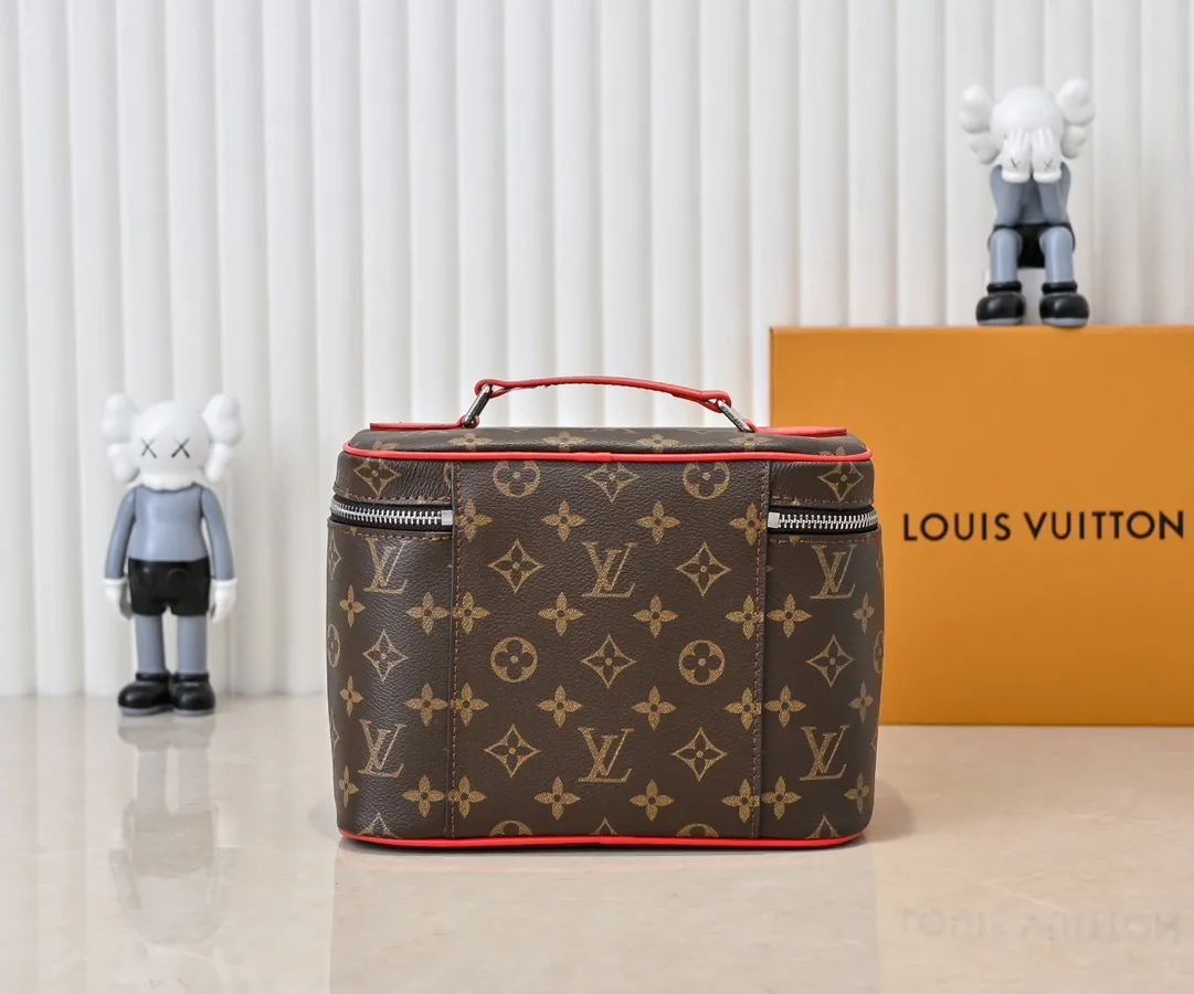 Batch 320💰Upgraded original version ✨M42265 This style is inspired by the iconic Nice cosmetic bag. This elegant toiletry bag is a personalized choice for carrying basic beauty supplies. A hidden zip pocket on the inside of the flap can store especially valuable personal items. - Top woven handle - Monogram coated canvas fabric - Louis Vuitton special coated canvas washable lining - Natural cowhide leather trim - Gold metal hardware - Double-layer zipper closure - Large capacity inside the bag - Zippered pocket on the inside of the flap - Several patch pockets inside - size 24×14×17.
