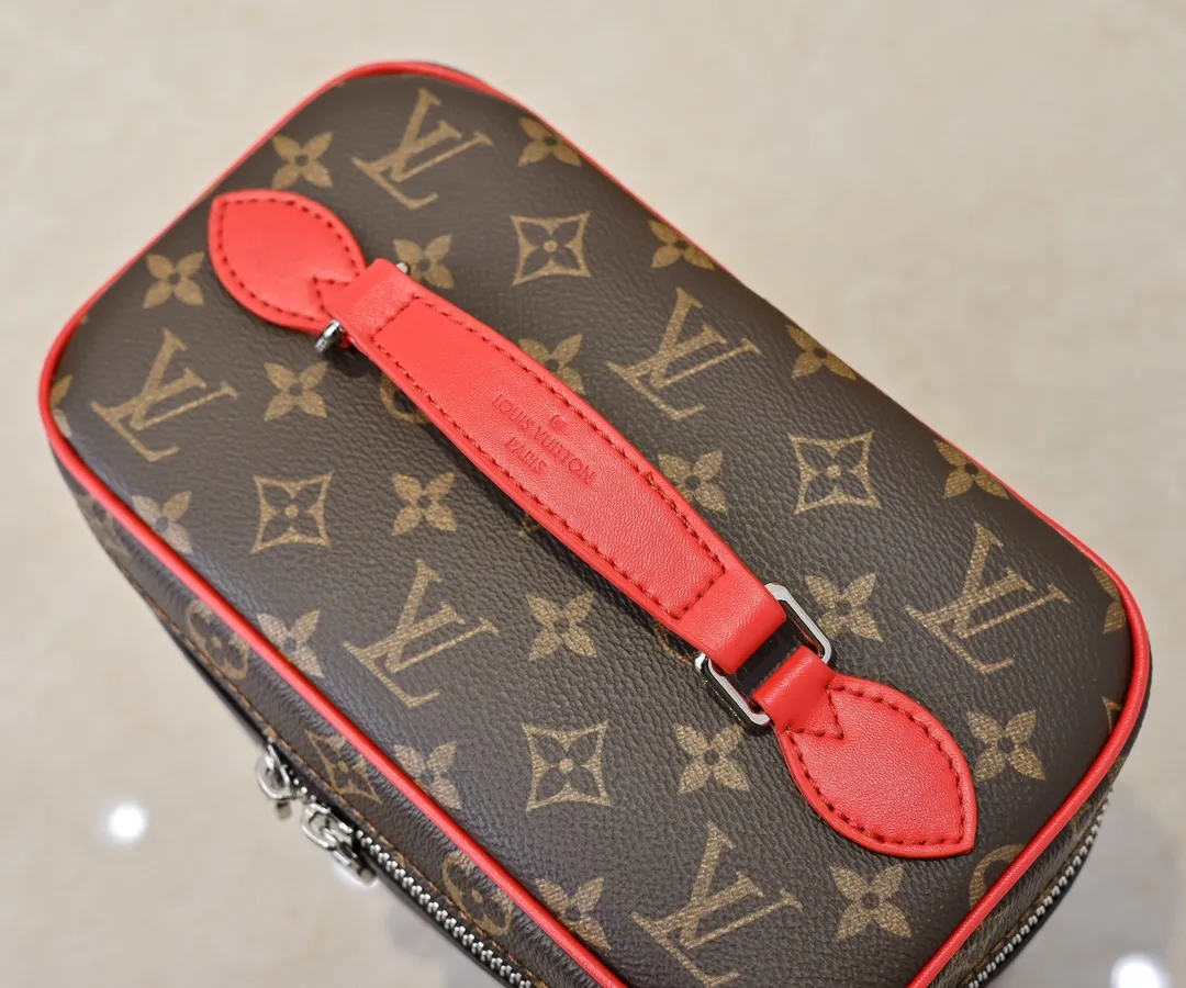 Batch 320💰Upgraded original version ✨M42265 This style is inspired by the iconic Nice cosmetic bag. This elegant toiletry bag is a personalized choice for carrying basic beauty supplies. A hidden zip pocket on the inside of the flap can store especially valuable personal items. - Top woven handle - Monogram coated canvas fabric - Louis Vuitton special coated canvas washable lining - Natural cowhide leather trim - Gold metal hardware - Double-layer zipper closure - Large capacity inside the bag - Zippered pocket on the inside of the flap - Several patch pockets inside - size 24×14×17.