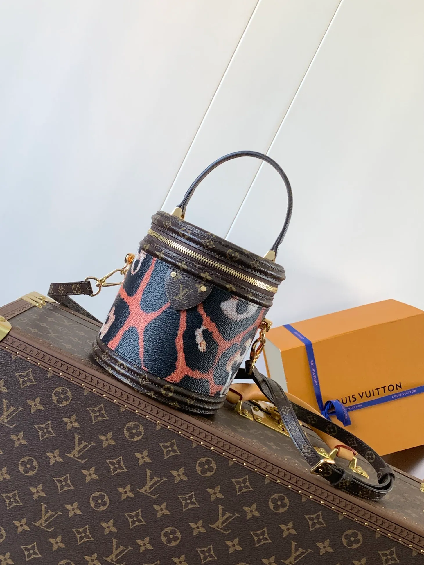 💰1020 Top original order, transcoding chip M13846 color M43986 VANITY handbag. Drawing on the shape of the historic LV Cannes cosmetic case. Women's wear artistic director Nicolas Ghesquière recreates the classic charm of the past with this semi-rigid handbag. Small size. Monogram and Monogram Reverse coated canvas mixed fabrics. An appearance design full of Louis Vuitton's traditional features. Very elegant. Equipped with top handles and removable leather shoulder straps. Provides multiple carrying methods size 15x17x15cm Collapse