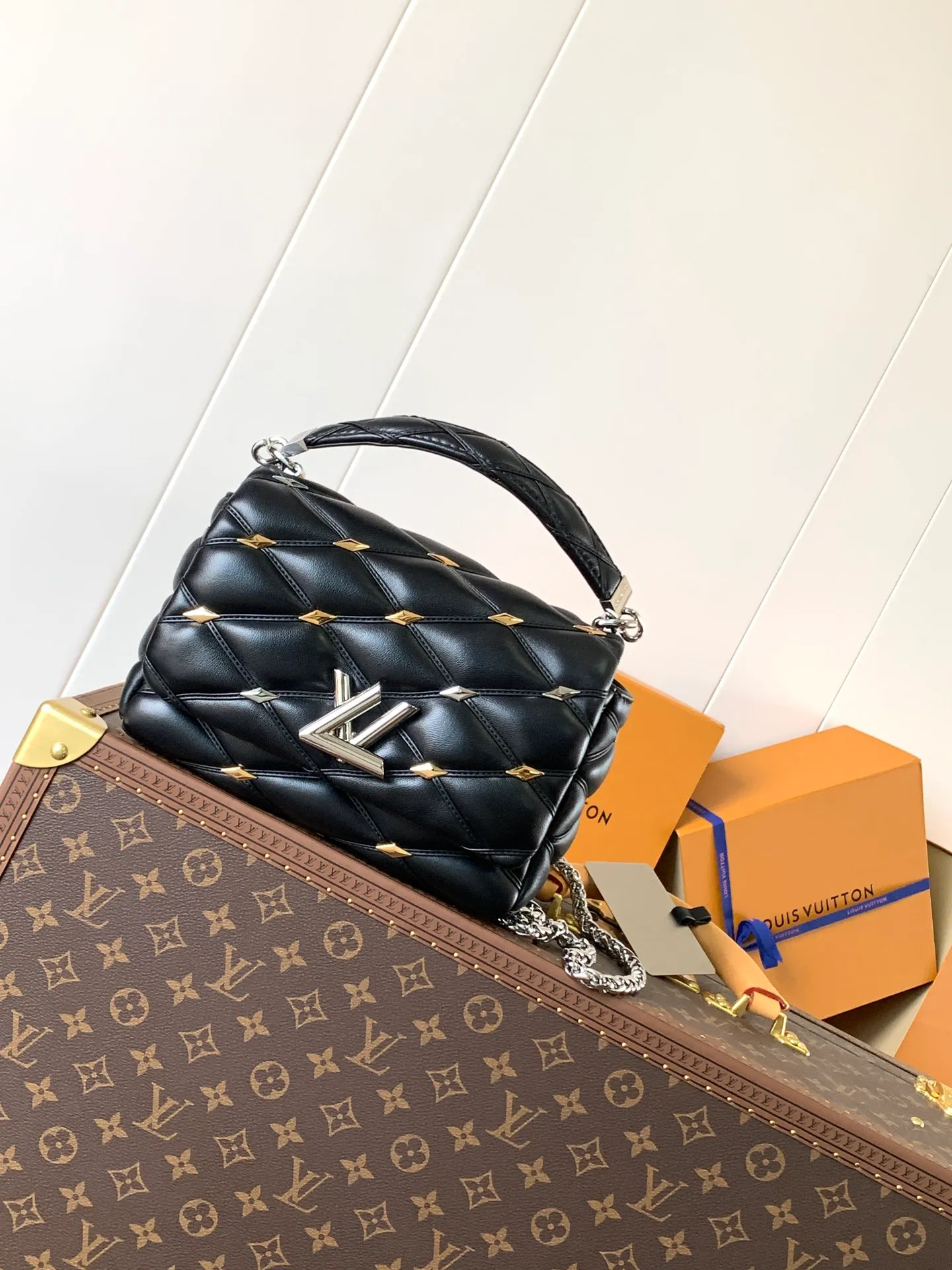 💰1380 (top layer leather) top original order, code change chip M24151 black willow diamond M24151 nude pink willow diamond M23045 dark gray M22891 beige M23601 brown M22891 black M12338 vanilla M24465 pink gradient M23682 dark blue M12434 blue gradient M22891 blue and white grid M22891 red and white checkered M25107 silver M22891 patent leather M22892 black pink gradient M24186 light blue gradient M24465 nude pink gradient M12567 burgundy M11374 black hardware M12332 light coffee color M22890 white leather black stripes Top original custom leather ~ colors are being updated continuously! This medium GO-14 bag is crafted from rich sheepskin leather with a quilted pattern that pays homage to the brand's traditional luggage designs. The Twist lock makes a striking statement, and the top handle can be carried by hand alone, or it can be transformed into a leather shoulder pad on the sliding chain strap for comfortable shoulder or cross-body wear. Dimensions: 23 x 16 x 10cm